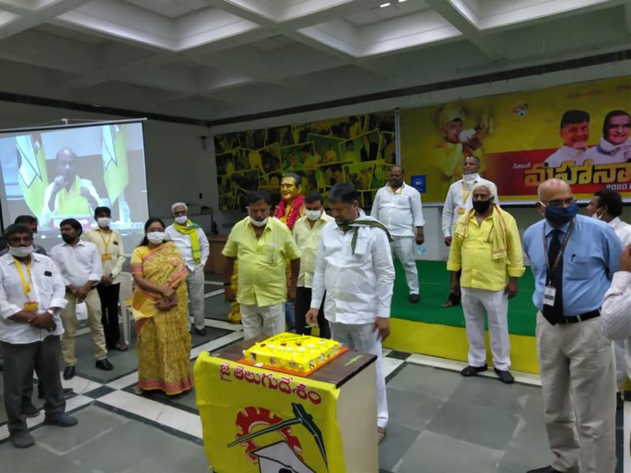 <p>ఎన్టీఆర్ భవన్లో కేక్ కట్ చేస్తున్న తెలంగాణ టీడీపీ అధ్యక్షుడు ఎల్ రమణ</p> <p>ఎన్టీఆర్ భవన్లో కేక్ కట్ చేస్తున్న తెలంగాణ టీడీపీ అధ్యక్షుడు ఎల్ రమణ</p>