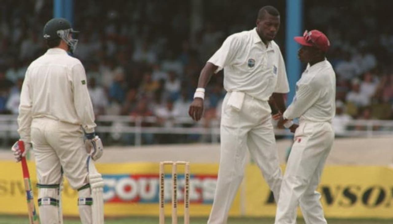 <p>1980 2000 మధ్యకాలంలో క్రికెట్ ప్రపంచాన్ని ఏలిన వెస్టిండీస్ క్రికెట్ జట్టులో భీకరమైన ఫాస్ట్ బౌలర్గా గుర్తింపు తెచ్చుకున్నాడు అంబ్రోస్... </p> <p>1980 2000 మధ్యకాలంలో క్రికెట్ ప్రపంచాన్ని ఏలిన వెస్టిండీస్ క్రికెట్ జట్టులో భీకరమైన ఫాస్ట్ బౌలర్గా గుర్తింపు తెచ్చుకున్నాడు అంబ్రోస్... </p>