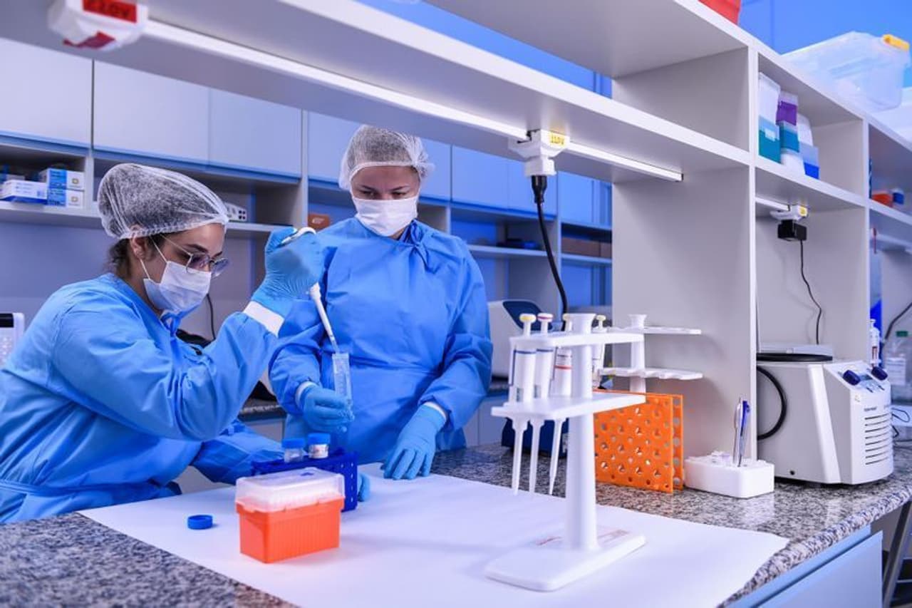 <p>తెలంగాణలో కరోనా వైరస్ కేసులు నానాటికి పెరిగిపోతున్నాయి. హై కోర్టు నుంచి మొదలుకొని కేంద్రం వరకు తెలంగాణ సర్కార్ పై వేలెత్తిచూపని వారు లేరు. తెలంగాణాలో వారం రోజుల్లో 50 వేల టెస్టులను ప్రభుత్వం సంకల్పించింది. కానీ ఆ 50 వేల పరీక్షల నిర్వహణకు 2వారల పైచిలుకు సమయమే పట్టింది. </p> <p>తెలంగాణలో కరోనా వైరస్ కేసులు నానాటికి పెరిగిపోతున్నాయి. హై కోర్టు నుంచి మొదలుకొని కేంద్రం వరకు తెలంగాణ సర్కార్ పై వేలెత్తిచూపని వారు లేరు. తెలంగాణాలో వారం రోజుల్లో 50 వేల టెస్టులను ప్రభుత్వం సంకల్పించింది. కానీ ఆ 50 వేల పరీక్షల నిర్వహణకు 2వారల పైచిలుకు సమయమే పట్టింది. </p>