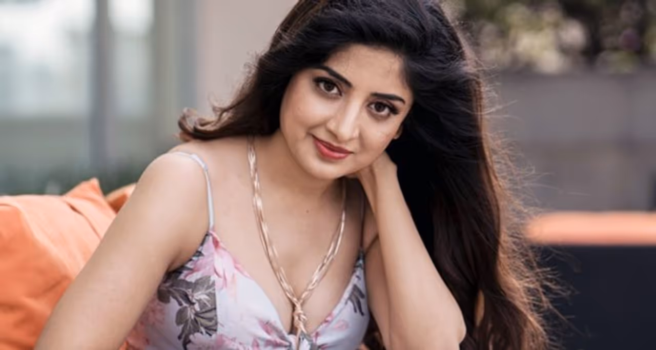 <p>అసలు విషయాన్నీ సూటిగా చెప్పకుండా నర్మగర్భ వ్యాఖ్యలతో కన్ఫ్యూజ్ చేసే సెలెబ్రిటీలు కొందరు ఉన్నారు. వారిలో హీరోయిన్ పూనమ్ కౌర్ ఒకరు. పూనమ్ కౌర్ తెలుగులో పలు చిత్రాల్లో నటించింది. హీరోయిన్ కొన్ని సినిమాలు మాత్రమే చేసింది. మిగిలిన చిత్రాల్లో ఆమెకు సెకండ్ హీరోయిన్ పాత్రలు, క్యారెక్టర్ రోల్స్ మాత్రమే దక్కాయి. </p> <p>అసలు విషయాన్నీ సూటిగా చెప్పకుండా నర్మగర్భ వ్యాఖ్యలతో కన్ఫ్యూజ్ చేసే సెలెబ్రిటీలు కొందరు ఉన్నారు. వారిలో హీరోయిన్ పూనమ్ కౌర్ ఒకరు. పూనమ్ కౌర్ తెలుగులో పలు చిత్రాల్లో నటించింది. హీరోయిన్ కొన్ని సినిమాలు మాత్రమే చేసింది. మిగిలిన చిత్రాల్లో ఆమెకు సెకండ్ హీరోయిన్ పాత్రలు, క్యారెక్టర్ రోల్స్ మాత్రమే దక్కాయి. </p>