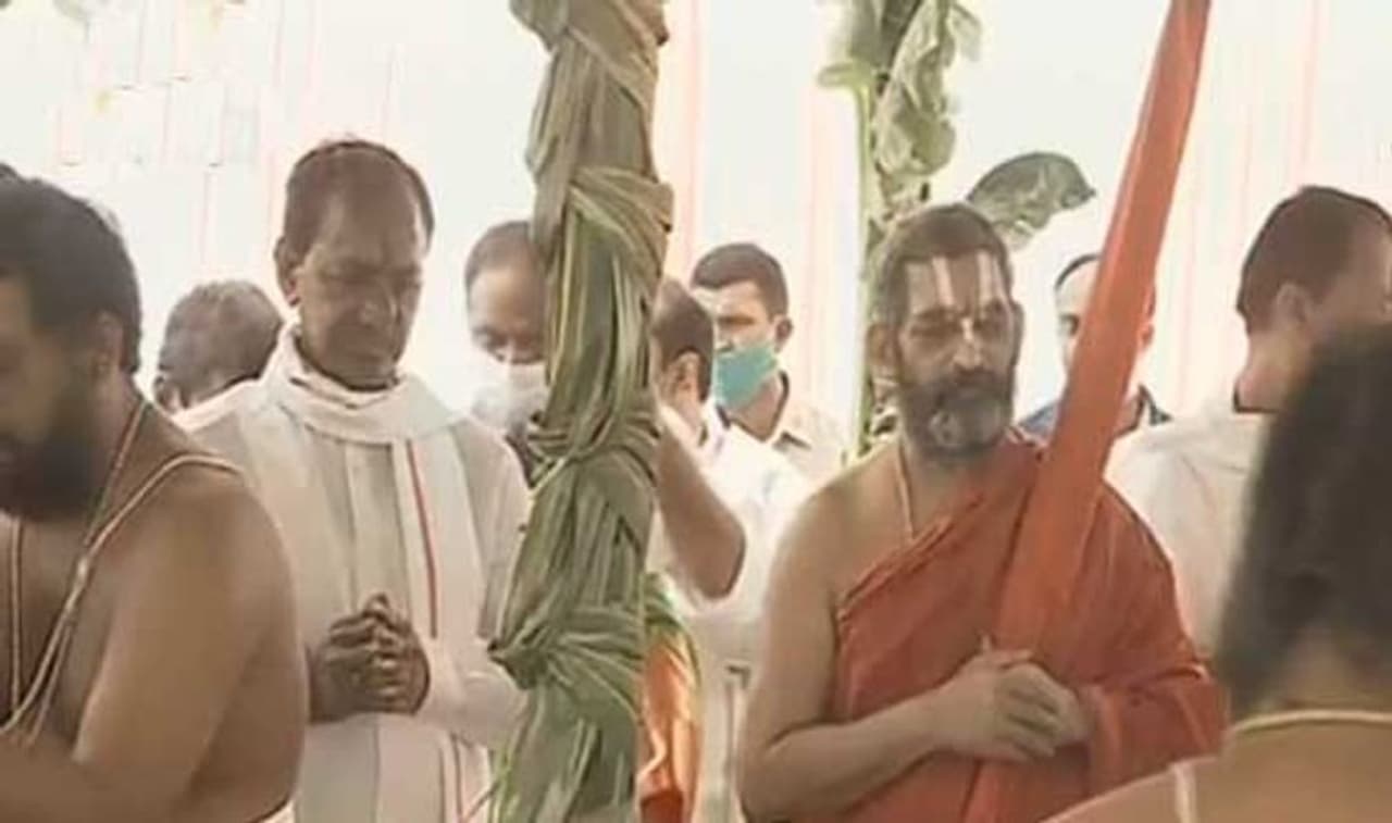 <p>మార్కుక్ పంప్ హౌజ్ వద్ద పూజలు చేస్తున్న సీఎం కేసీఆర్, చినజీయర్ స్వామి </p> <p>మార్కుక్ పంప్ హౌజ్ వద్ద పూజలు చేస్తున్న సీఎం కేసీఆర్, చినజీయర్ స్వామి </p>