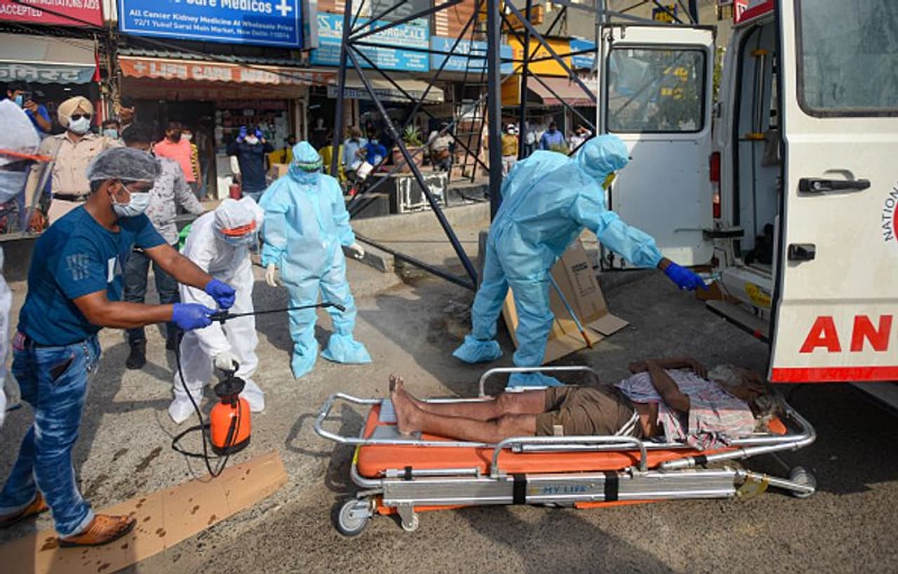 <p>జీహెచ్ఎంసీ పరిధిలోని ఐదు ప్రాంతాల్లో ఐసీఎంఆర్ కరోనాపై సర్వే నిర్వహించనుంది. నగరంలోని ఐదు కంటైన్మెంట్ జోన్లలో రెండు రోజుల పాటు ఈ సర్వే నిర్వహించనున్నారు.</p> <p>జీహెచ్ఎంసీ పరిధిలోని ఐదు ప్రాంతాల్లో ఐసీఎంఆర్ కరోనాపై సర్వే నిర్వహించనుంది. నగరంలోని ఐదు కంటైన్మెంట్ జోన్లలో రెండు రోజుల పాటు ఈ సర్వే నిర్వహించనున్నారు.</p>