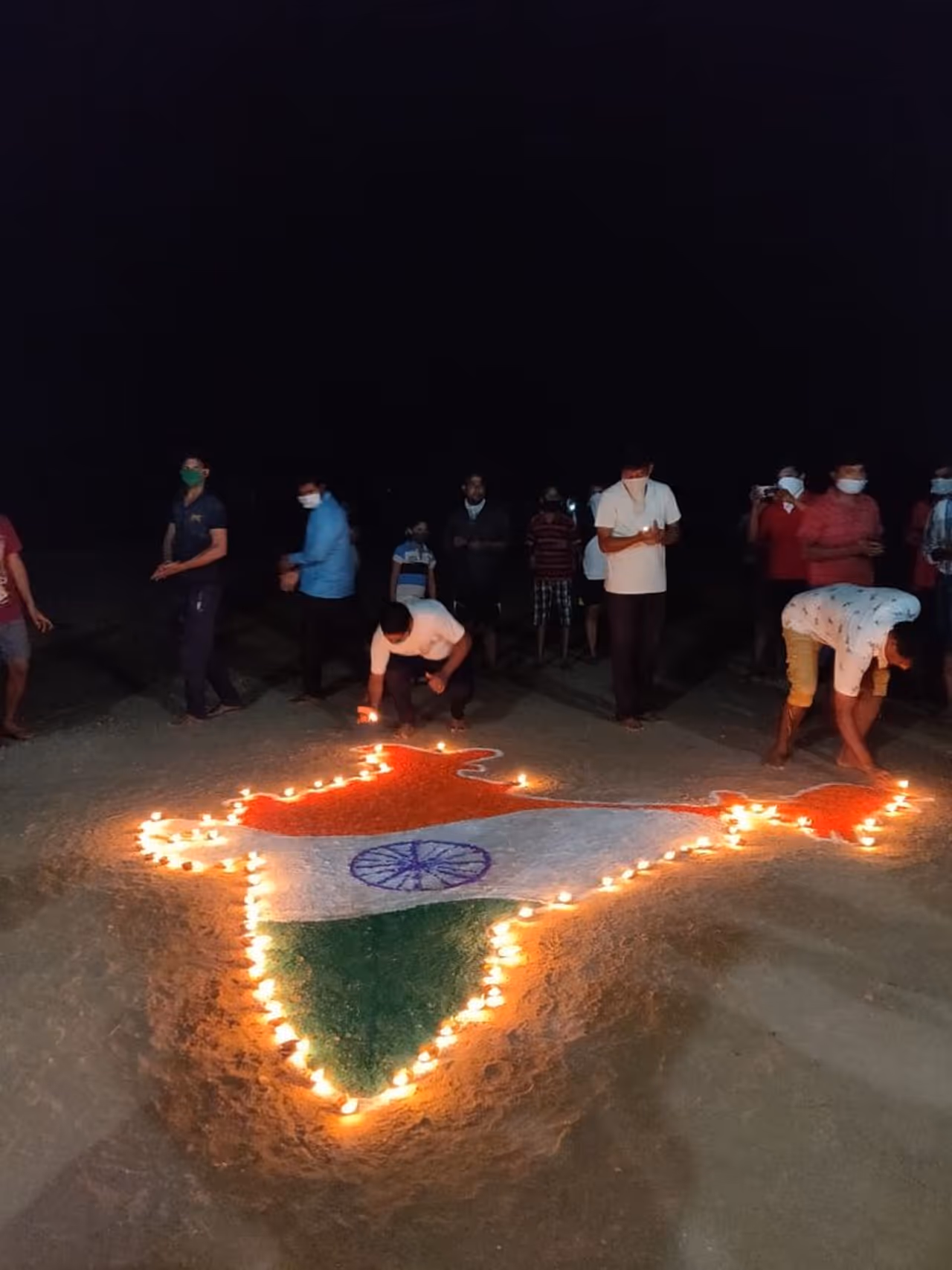 <p>ಯಾರು ಏನು ಕರೆ ಕೊಟ್ಟಿಲ್ಲ ಆದರೂ ಕ್ವಾರಂಟೈನಲ್ಲಿರುವ ವಲಸಿಗರು ದೀಪ ಹಚ್ಚಿ ಅಚ್ಚರಿ ಮೂಡಿಸಿದ್ದಾರೆ.</p> <p>ಯಾರು ಏನು ಕರೆ ಕೊಟ್ಟಿಲ್ಲ ಆದರೂ ಕ್ವಾರಂಟೈನಲ್ಲಿರುವ ವಲಸಿಗರು ದೀಪ ಹಚ್ಚಿ ಅಚ್ಚರಿ ಮೂಡಿಸಿದ್ದಾರೆ.</p>