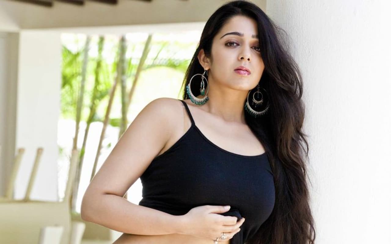 <p style="text align: justify;">అంతేకాదు ఇటీవలే ఇక నటనకు గుడ్ బై చెప్పేస్తున్నా అంటూ సంచలన ప్రకటన చేసి అందరి దృష్టిని ఆకర్షించింది ఈ బ్యూటీ. తాజాగా చార్మీకి సంబంధించిన మరో ఇంట్రస్టింగ్ న్యూస్ సోషల్ మీడియాలో వైరల్ అవుతుంది.</p> <p style="text align: justify;">అంతేకాదు ఇటీవలే ఇక నటనకు గుడ్ బై చెప్పేస్తున్నా అంటూ సంచలన ప్రకటన చేసి అందరి దృష్టిని ఆకర్షించింది ఈ బ్యూటీ. తాజాగా చార్మీకి సంబంధించిన మరో ఇంట్రస్టింగ్ న్యూస్ సోషల్ మీడియాలో వైరల్ అవుతుంది.</p>