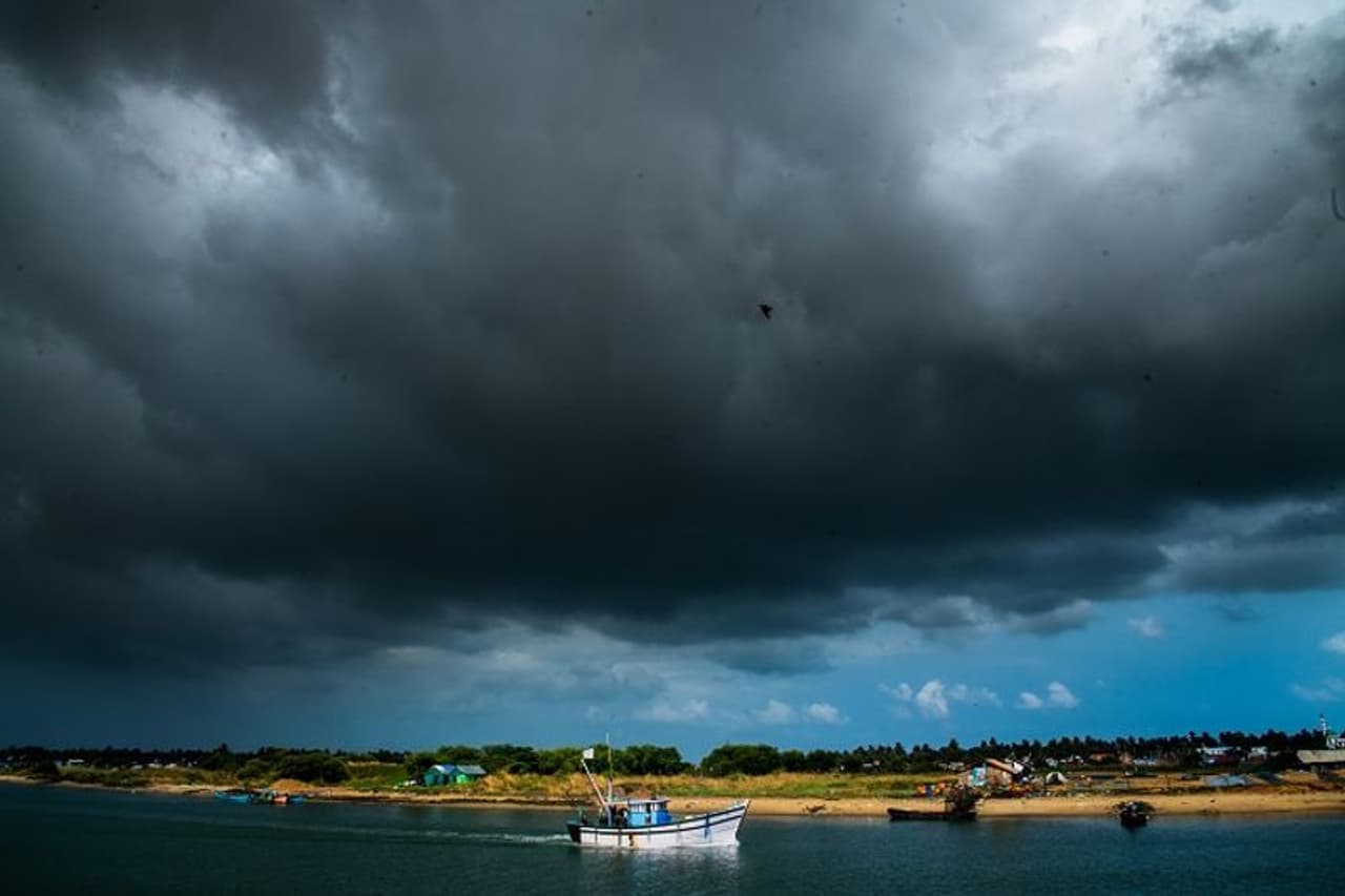 <p>ಮಂಗಳೂರಿನ ಹಳೇ ಬಂದರಿನಲ್ಲಿ ದಟ್ಟ ಮೋಡ ಕವಿದು ಹಗಲು ಹೊತ್ತಿನಲ್ಲಿಯೇ ಕತ್ತಲಾವರಿಸಿದಂತೆ ಭಾಸವಾಗಿತ್ತು. ಶುಕ್ರವಾರ ಹಳೇ ಬಂದರಿನಲ್ಲಿ ಮೂಡಿದ ಕಾರ್ಮೋಡದ ಸೌಂದರ್ಯವನ್ನು ಅಪುಲ್ ಆಳ್ವ ಇರಾ ತಮ್ಮ ಕ್ಯಾಮೆರಾದಲ್ಲಿ ಸೆರೆ ಹಿಡಿದಿದ್ದಾರೆ.</p> <p>ಮಂಗಳೂರಿನ ಹಳೇ ಬಂದರಿನಲ್ಲಿ ದಟ್ಟ ಮೋಡ ಕವಿದು ಹಗಲು ಹೊತ್ತಿನಲ್ಲಿಯೇ ಕತ್ತಲಾವರಿಸಿದಂತೆ ಭಾಸವಾಗಿತ್ತು. ಶುಕ್ರವಾರ ಹಳೇ ಬಂದರಿನಲ್ಲಿ ಮೂಡಿದ ಕಾರ್ಮೋಡದ ಸೌಂದರ್ಯವನ್ನು ಅಪುಲ್ ಆಳ್ವ ಇರಾ ತಮ್ಮ ಕ್ಯಾಮೆರಾದಲ್ಲಿ ಸೆರೆ ಹಿಡಿದಿದ್ದಾರೆ.</p>