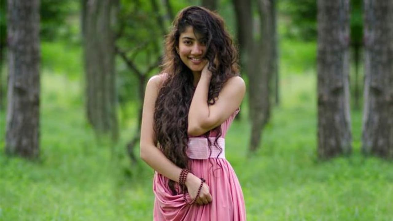 <p>ಪ್ರೇಮಂ ನಟಿ ತನ್ನ ನಟನೆ ಹಾಗೂ ಡ್ಯಾನ್ಸ್‌ನಿಂದ ಹೆಸರುವಾಸಿಯಾಗಿದ್ದಾರೆ. ಅವರ ಬಗ್ಗೆ ಇಲ್ಲಿರುವ ಕೆಲವು ಆಸಕ್ತಿದಾಯಕ ಸಂಗತಿಗಳು ನಿಮಗೆ ಬಹುಶಃ ತಿಳಿದಿಲ್ಲ.</p>