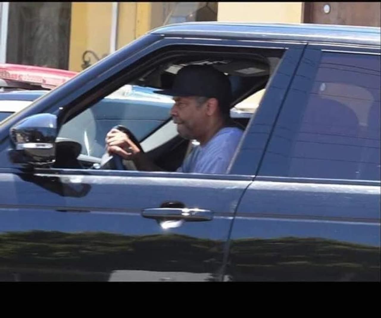 <p>വീഡിയോയിലെ സംഭവം നടക്കുന്നത് ഈ മാസം 21ന് ആണ്. കാര്‍ ഓടിച്ചുപോവുന്നതിനിടെയാണ് റോഡിലൂടെ ആകെ പരിക്ഷീണനായ ഒരു യുവാവ് നടന്നുപോകുന്നന് ഡെന്‍സല്‍ വാഷിംഗ്‍ടണ്‍ കാണുന്നത്. അയാളുടെ സുരക്ഷയില്‍ ആശങ്ക തോന്നിയ ഡെന്‍സല്‍ വണ്ടി നിര്‍ത്തി അവിടെ ഇറങ്ങുകയായിരുന്നു.</p>