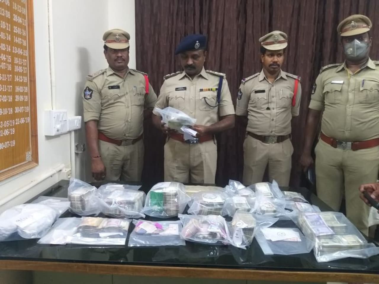 <p>విజయవాడ: అక్రమంగా తరలిస్తున్న భారీ బంగారం, వెండిని ఆంధ్రా తెలంగాణ సరిహద్దుల్లో పోలీసులు పట్టుకున్నారు. తెలంగాణ నుండి ఏపికి వెళుతున్న ఓ వాహనాన్ని కృష్ణాజిల్లా తిరువూరు సమీపంలోని చెక్ పోస్ట్ వద్ద తనిఖీ చేయగా ఈ వ్యవహారం బయటపడింది. ఎలాంటి పత్రాలు లేకుండా భారీస్థాయిలో తరలిస్తున్న బంగారు, వెండి ఆభరణాలతో పాటు నగదును కూడా పోలీసులు స్వాధీనం చేసుకున్నారు.<br /> </p> <p>విజయవాడ: అక్రమంగా తరలిస్తున్న భారీ బంగారం, వెండిని ఆంధ్రా తెలంగాణ సరిహద్దుల్లో పోలీసులు పట్టుకున్నారు. తెలంగాణ నుండి ఏపికి వెళుతున్న ఓ వాహనాన్ని కృష్ణాజిల్లా తిరువూరు సమీపంలోని చెక్ పోస్ట్ వద్ద తనిఖీ చేయగా ఈ వ్యవహారం బయటపడింది. ఎలాంటి పత్రాలు లేకుండా భారీస్థాయిలో తరలిస్తున్న బంగారు, వెండి ఆభరణాలతో పాటు నగదును కూడా పోలీసులు స్వాధీనం చేసుకున్నారు.<br /> </p>