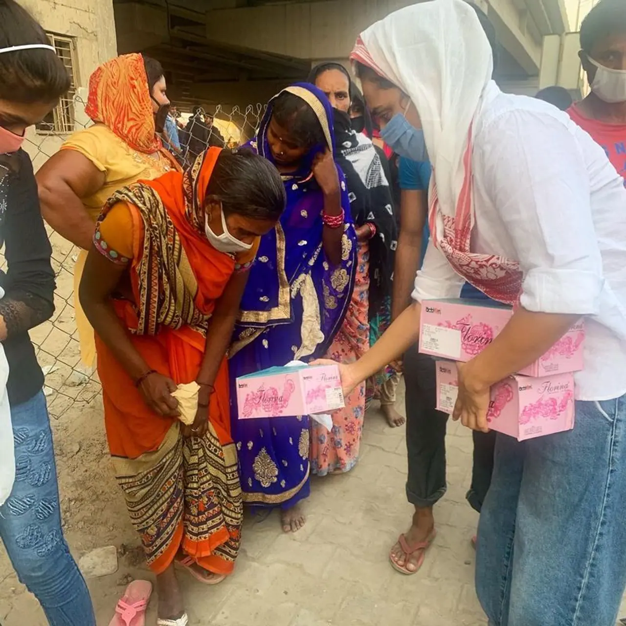 <p>ನಡೆದುಕೊಂಡು ತೆರಳಲು ಕಷ್ಟವಾಗಿದ್ದ ಕಾರ್ಮಿಕರಿಗೆ ಹೊಸ ಚಪ್ಪಲಿಗಳನ್ನು ಸ್ವರಾ ನೀಡಿದರು.</p> <p>ನಡೆದುಕೊಂಡು ತೆರಳಲು ಕಷ್ಟವಾಗಿದ್ದ ಕಾರ್ಮಿಕರಿಗೆ ಹೊಸ ಚಪ್ಪಲಿಗಳನ್ನು ಸ್ವರಾ ನೀಡಿದರು.</p>