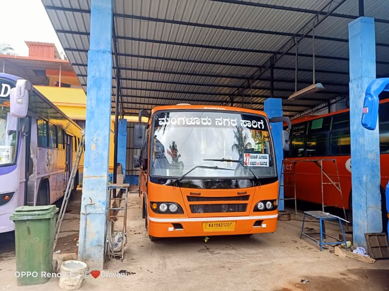 <p>ಮಂಗಳೂರಿನಲ್ಲಿ ನಾಳೆಯಿಂದ ಖಾಸಗಿ ‌ಬಸ್ ಗಳು ರಸ್ತೆಗಿಳಿಯಳಿದ್ದು, ದ.ಕ ಜಿಲ್ಲೆಯಲ್ಲಿ 200ಕ್ಕೂ ಅಧಿಕ ಖಾಸಗಿ ಬಸ್ ಗಳ ಸಂಚಾರ ಆರಂಭಿಸಲಿವೆ. ಬರೋಬ್ಬರಿ ಎರಡೂವರೆ ತಿಂಗಳ ಬಳಿ ಮಂಗಳೂರಿನಲ್ಲಿ ಖಾಸಗಿ ಬಸ್ ಸಂಚಾರ ನಡೆಸಲಿದೆ.</p>
