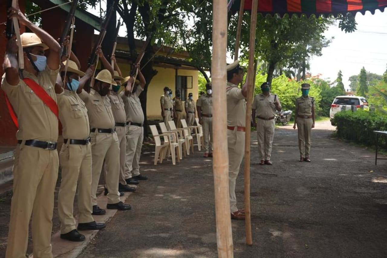 <p>ವಯೋ ಸಹಜ ಕಾಯಿಲೆಯಿಂದ ಪೊಲೀಸ್ ಡಾಗ್ ಭಾನುವಾರ ಬೆಳಗ್ಗೆ ಮೃತಪಟ್ಟಿದೆ.</p> <p>ವಯೋ ಸಹಜ ಕಾಯಿಲೆಯಿಂದ ಪೊಲೀಸ್ ಡಾಗ್ ಭಾನುವಾರ ಬೆಳಗ್ಗೆ ಮೃತಪಟ್ಟಿದೆ.</p>