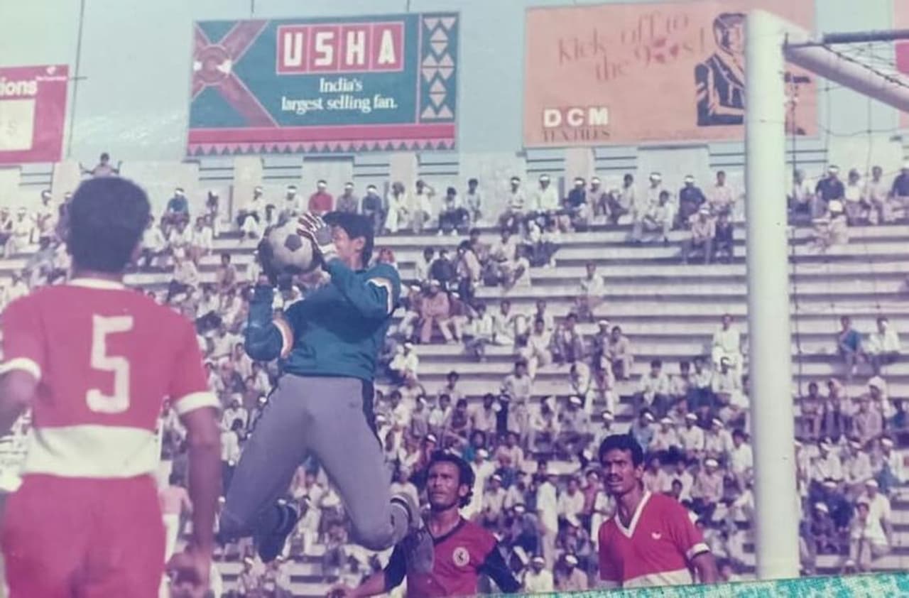 <p>പൊലീസ് യൂണിഫോം അഴിച്ചുവയ്ക്കുകയാണെങ്കിലും പന്തിനുപിന്നാലെ പായാനാണ് മുന് ഇന്ത്യന് നായകന് യു ഷറഫലിയുടെ തീരുമാനം. ജോലിയില്നിന്ന് വിരമിച്ചാല് പുതുതലമുറയെ വാര്ത്തെടുക്കാന് സോക്കര് അക്കാദമിയുമായി ഗോള് കീപ്പര് കെ ടി ചാക്കോ ഉണ്ടാകും.</p> <p>പൊലീസ് യൂണിഫോം അഴിച്ചുവയ്ക്കുകയാണെങ്കിലും പന്തിനുപിന്നാലെ പായാനാണ് മുന് ഇന്ത്യന് നായകന് യു ഷറഫലിയുടെ തീരുമാനം. ജോലിയില്നിന്ന് വിരമിച്ചാല് പുതുതലമുറയെ വാര്ത്തെടുക്കാന് സോക്കര് അക്കാദമിയുമായി ഗോള് കീപ്പര് കെ ടി ചാക്കോ ഉണ്ടാകും.</p>