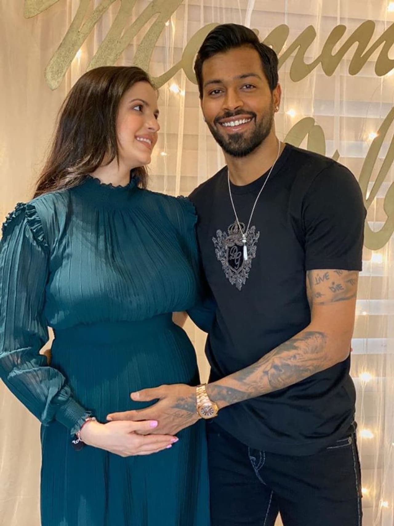 <p>ತಂದೆಯಾಗುತ್ತಿದ್ದಾರೆ ಟೀಂ ಇಂಡಿಯಾ ಆಲ್ರೌಂಡರ್ ಹಾರ್ದಿಕ್ ಪಾಂಡ್ಯ </p> <p>ತಂದೆಯಾಗುತ್ತಿದ್ದಾರೆ ಟೀಂ ಇಂಡಿಯಾ ಆಲ್ರೌಂಡರ್ ಹಾರ್ದಿಕ್ ಪಾಂಡ್ಯ </p>