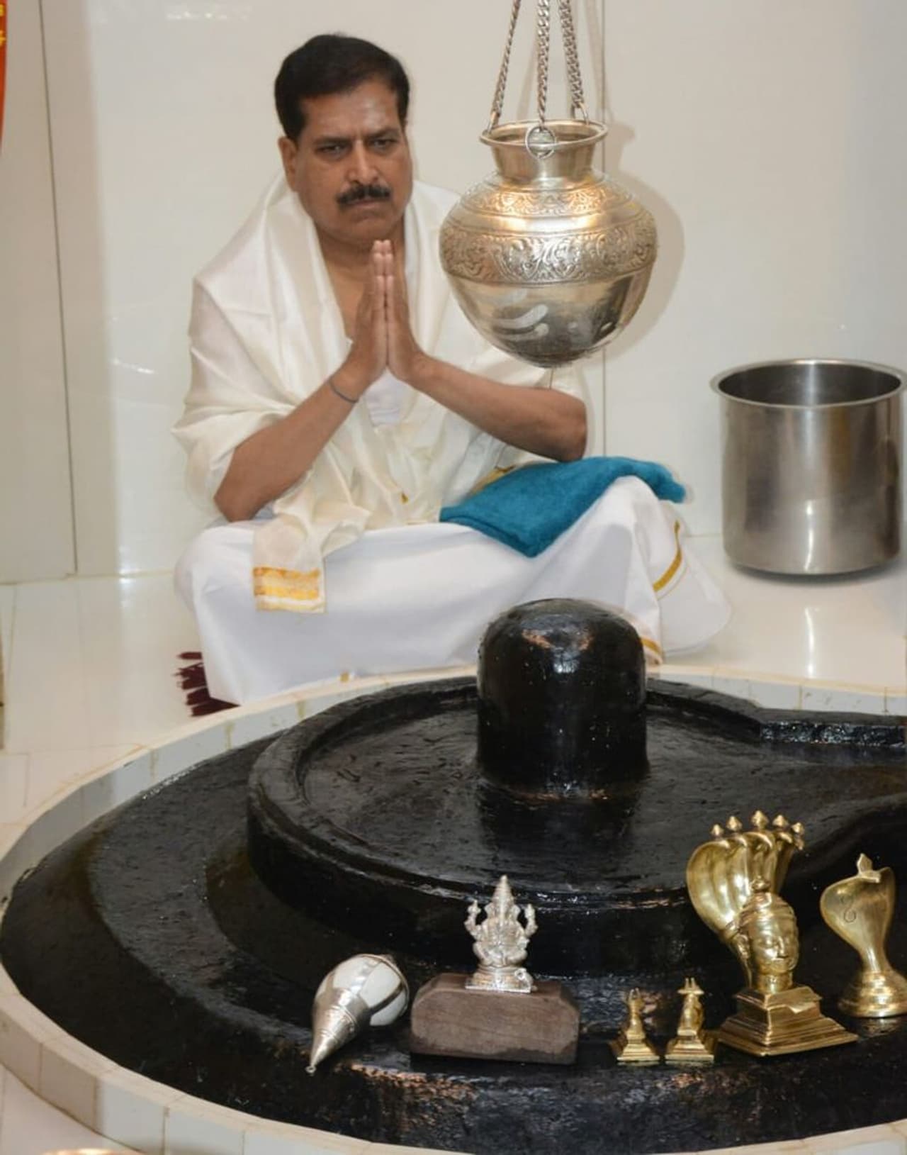 <p>ಹುಟ್ಟುಹಬ್ಬದ ಅಂಗವಾಗಿ ಭಗವಂತನಿಗೆ ವಿಶೇಷ ಪೂಜೆ ಸಲ್ಲಿಸಿ,ಕೊರೋನಾ ಸಂಕಷ್ಟದಿಂದ ಆದಷ್ಟು ಬೇಗ ಮುಕ್ತಿ ನೀಡಲು ಪ್ರಾರ್ಥಿಸಿಕೊಂಡ ಸುರೇಶ ಅಂಗಡಿ </p> <p>ಹುಟ್ಟುಹಬ್ಬದ ಅಂಗವಾಗಿ ಭಗವಂತನಿಗೆ ವಿಶೇಷ ಪೂಜೆ ಸಲ್ಲಿಸಿ,ಕೊರೋನಾ ಸಂಕಷ್ಟದಿಂದ ಆದಷ್ಟು ಬೇಗ ಮುಕ್ತಿ ನೀಡಲು ಪ್ರಾರ್ಥಿಸಿಕೊಂಡ ಸುರೇಶ ಅಂಗಡಿ </p>