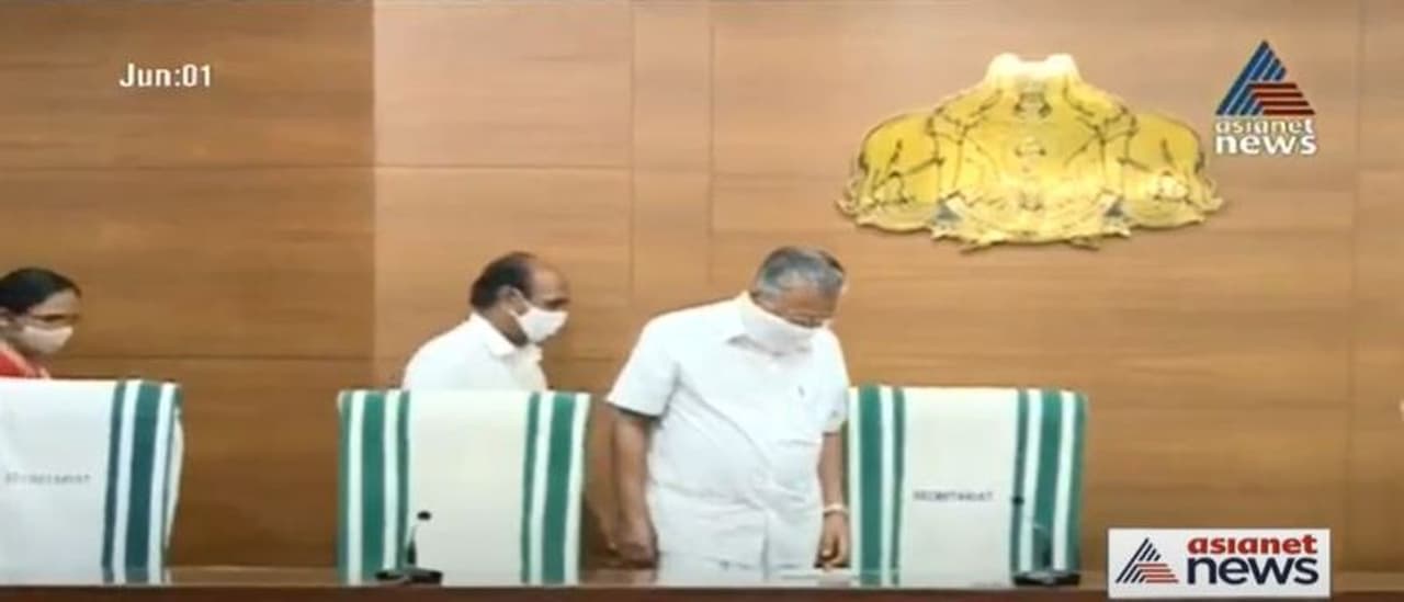 <p>സംസ്ഥാനത്ത് ഇന്ന് 57 പേര്ക്ക് കൊവിഡ് സ്ഥിരീകരിച്ചതോടെ മൊത്തം ചികിത്സയിലുള്ളവരുടെ എണ്ണം 708 ആയി. പുതിയ രോഗികളില് 55 പേരും കേരളത്തിന് പുറത്ത് നിന്നും വന്നവരാണ്</p> <p>സംസ്ഥാനത്ത് ഇന്ന് 57 പേര്ക്ക് കൊവിഡ് സ്ഥിരീകരിച്ചതോടെ മൊത്തം ചികിത്സയിലുള്ളവരുടെ എണ്ണം 708 ആയി. പുതിയ രോഗികളില് 55 പേരും കേരളത്തിന് പുറത്ത് നിന്നും വന്നവരാണ്</p>