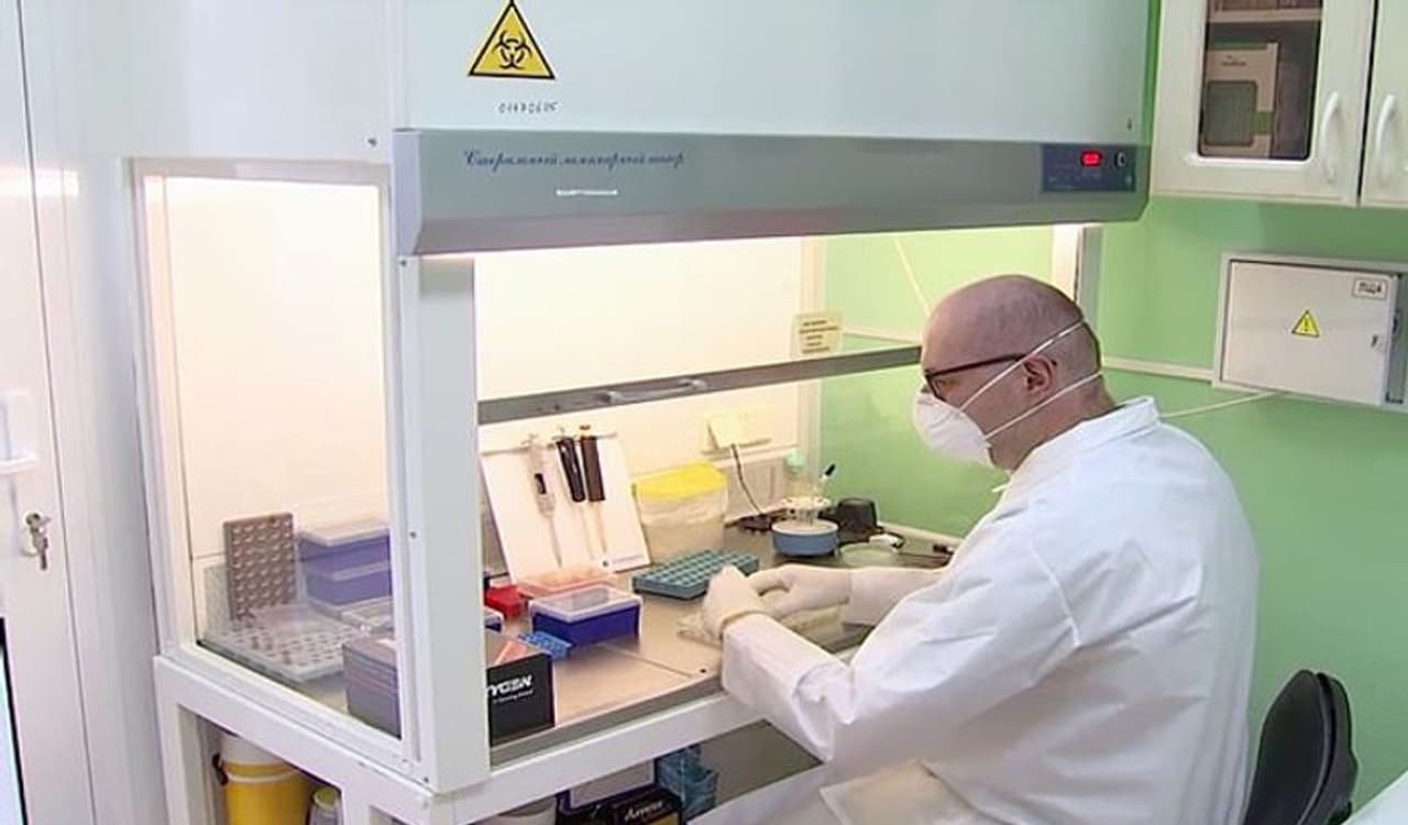 <p>ಕೊರೋನಾಕ್ಕೆ ಲಸಿಕೆ ಕಂಡುಹಿಡಿಯುವ ಕೆಲಸ ಎಲ್ಲಿಗೆ ಬಂತು? ಇದು ಎಲ್ಲರ ಮುಂದೆ ಇರುವ ಪ್ರಶ್ನೆ. ಅದಕ್ಕೆ ಉತ್ತರ ಎಂಬಂತೆ ಭಾರತೀಯ ವಿಜ್ಞಾನಿಯೊಬ್ಬರು ಅಚ್ಚರಿ ಮಾಹಿತಿ ನೀಡಿದ್ದಾರೆ.</p> <p>ಕೊರೋನಾಕ್ಕೆ ಲಸಿಕೆ ಕಂಡುಹಿಡಿಯುವ ಕೆಲಸ ಎಲ್ಲಿಗೆ ಬಂತು? ಇದು ಎಲ್ಲರ ಮುಂದೆ ಇರುವ ಪ್ರಶ್ನೆ. ಅದಕ್ಕೆ ಉತ್ತರ ಎಂಬಂತೆ ಭಾರತೀಯ ವಿಜ್ಞಾನಿಯೊಬ್ಬರು ಅಚ್ಚರಿ ಮಾಹಿತಿ ನೀಡಿದ್ದಾರೆ.</p>