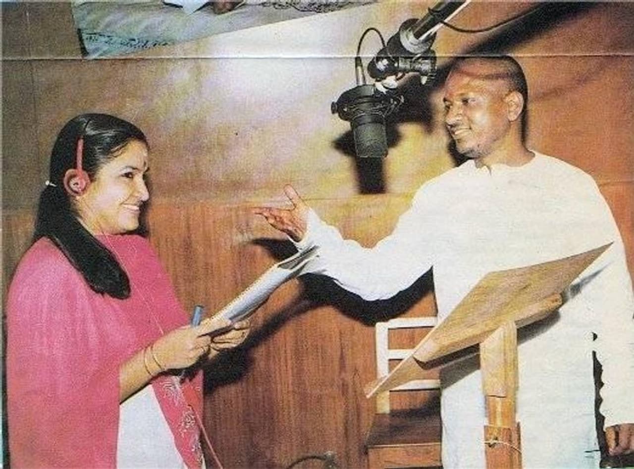 <p>பிரபல பின்னணி பாடகி சித்ராவின் இசை பயணத்தில், மிகப்பெரிய திருப்பு முனையை ஏற்படுத்தியவை, இளைய ராஜ அவருக்கு கொடுத்த வாய்ப்புகள். 'சிந்தி பைரவி' படத்தில் இவர் பாடிய நான் ஒரு சிந்து பாடல் இவருக்கு பல விருதுகளை பெற்று தந்தது. மேலும், நின்னுக்கோரி வரணும், குழலூதும் கண்ணனுக்கு, பாடறியே படிப்பறியே' போன்று பல பாடல்களை சொல்லி கொண்டே போகலாம். அப்படி ஒரு முறை, சித்ராவிற்கு பாடலை பற்றி, இளைய ராஜா விளக்கும் போது எடுத்த அரிய புகைப்படம் இது... </p> <p>பிரபல பின்னணி பாடகி சித்ராவின் இசை பயணத்தில், மிகப்பெரிய திருப்பு முனையை ஏற்படுத்தியவை, இளைய ராஜ அவருக்கு கொடுத்த வாய்ப்புகள். 'சிந்தி பைரவி' படத்தில் இவர் பாடிய நான் ஒரு சிந்து பாடல் இவருக்கு பல விருதுகளை பெற்று தந்தது. மேலும், நின்னுக்கோரி வரணும், குழலூதும் கண்ணனுக்கு, பாடறியே படிப்பறியே' போன்று பல பாடல்களை சொல்லி கொண்டே போகலாம். அப்படி ஒரு முறை, சித்ராவிற்கு பாடலை பற்றி, இளைய ராஜா விளக்கும் போது எடுத்த அரிய புகைப்படம் இது... </p>