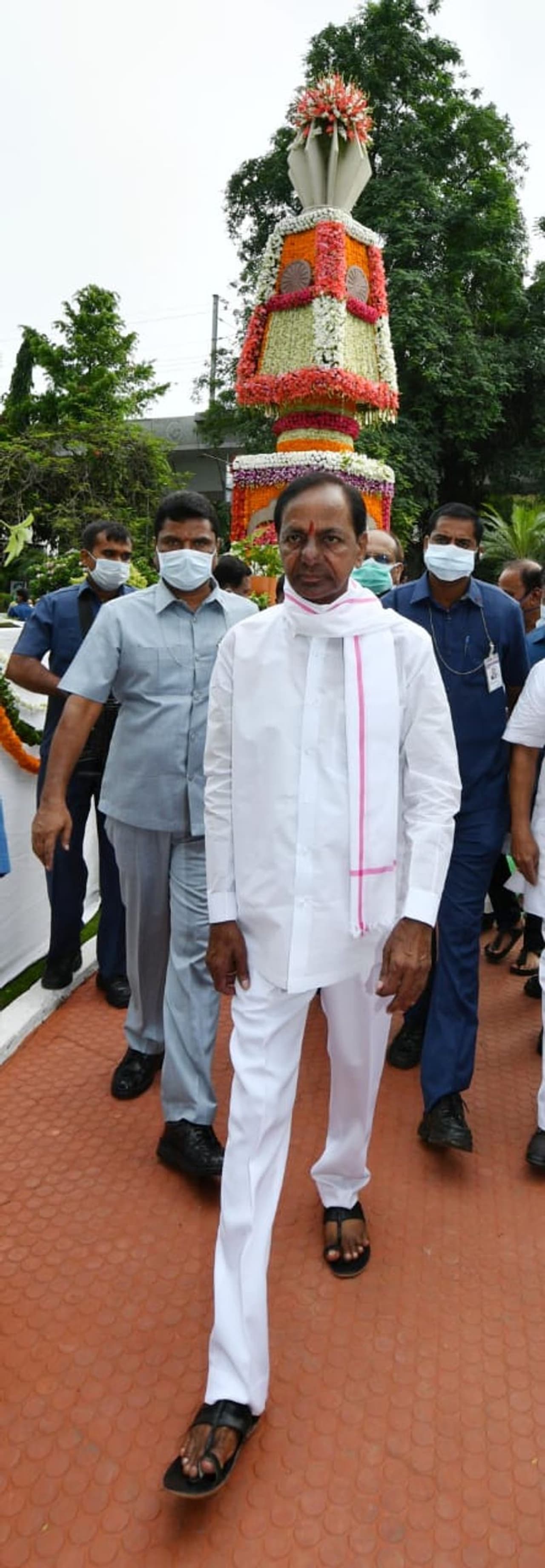 <p>అమరవీరుల స్థూపం వద్ద కేసీఆర్ </p> <p>అమరవీరుల స్థూపం వద్ద కేసీఆర్ </p>