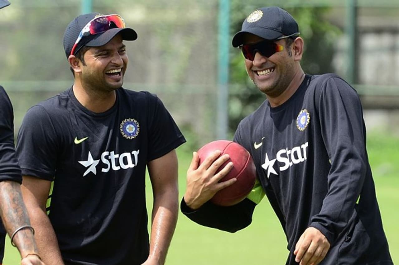 <p>2014 ఐపీఎల్ సీజన్ కోసం హైదరాబాద్ చేరుకున్నారు మహేంద్ర సింగ్ ధోనీ అండ్ టీమ్. హైదరాబాద్ అంటేనే బిర్యానీకి పెట్టింది పేరు. ఇక్కడికి ఎంత పెద్ద సెలబ్రిటీ వచ్చినా బిర్యానీ టేస్ట్ చేసి వెళ్లాల్సిందే.</p>