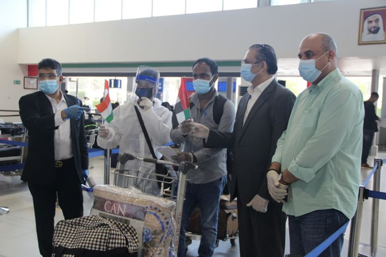 <p>ಲಾಕ್ಡೌನ್ ಬಳಿಕ ಅಂತಾರಾಷ್ಟ್ರೀಯ ಪ್ರಯಾಣ ನಿರ್ಬಂಧಿಸಲ್ಪಟ್ಟಬಳಿಕ ಕೊಲ್ಲಿ ರಾಷ್ಟ್ರಗಳಿಂದ ಖಾಸಗಿ ವ್ಯವಸ್ಥೆಯಡಿ ಪ್ರಥಮ ಚಾರ್ಟೆಡ್ ವಿಮಾನ ಸೋಮವಾರ ರಾತ್ರಿ ಮಂಗಳೂರು ತಲುಪಿದೆ.</p> <p>ಲಾಕ್ಡೌನ್ ಬಳಿಕ ಅಂತಾರಾಷ್ಟ್ರೀಯ ಪ್ರಯಾಣ ನಿರ್ಬಂಧಿಸಲ್ಪಟ್ಟಬಳಿಕ ಕೊಲ್ಲಿ ರಾಷ್ಟ್ರಗಳಿಂದ ಖಾಸಗಿ ವ್ಯವಸ್ಥೆಯಡಿ ಪ್ರಥಮ ಚಾರ್ಟೆಡ್ ವಿಮಾನ ಸೋಮವಾರ ರಾತ್ರಿ ಮಂಗಳೂರು ತಲುಪಿದೆ.</p>