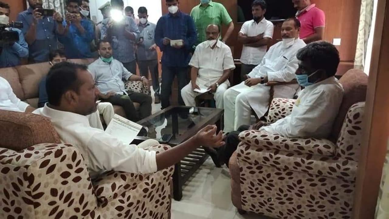 <p>ಎರಡು ಜಿಲ್ಲಾಧಿಕಾರಿಗಳ ಸ್ವಪ್ರತಿಷ್ಠೆಯಿಂದ ಕಾಸರಗೋಡು ಕನ್ನಡಿಗರು ಅತಂತ್ರರಾಗಿದ್ದಾರೆ. ಡಿಸಿಗಳ ಈಗೋ ಸಮಸ್ಯೆಯಿಂದ ಕನ್ನಡಿಗರ ಬದುಕು ಅತಂತ್ರವಾಗಿದೆ ಎಂದು ದ.ಕ ಜಿಲ್ಲಾ ಉಸ್ತುವಾರಿ ಸಚಿವರಿಗೆ ಮಾಜಿ ಸಚಿವ ಯು.ಟಿ.ಖಾದರ್ ಆರೋಪಿಸಿದ್ದಾರೆ.</p> <p>ಎರಡು ಜಿಲ್ಲಾಧಿಕಾರಿಗಳ ಸ್ವಪ್ರತಿಷ್ಠೆಯಿಂದ ಕಾಸರಗೋಡು ಕನ್ನಡಿಗರು ಅತಂತ್ರರಾಗಿದ್ದಾರೆ. ಡಿಸಿಗಳ ಈಗೋ ಸಮಸ್ಯೆಯಿಂದ ಕನ್ನಡಿಗರ ಬದುಕು ಅತಂತ್ರವಾಗಿದೆ ಎಂದು ದ.ಕ ಜಿಲ್ಲಾ ಉಸ್ತುವಾರಿ ಸಚಿವರಿಗೆ ಮಾಜಿ ಸಚಿವ ಯು.ಟಿ.ಖಾದರ್ ಆರೋಪಿಸಿದ್ದಾರೆ.</p>