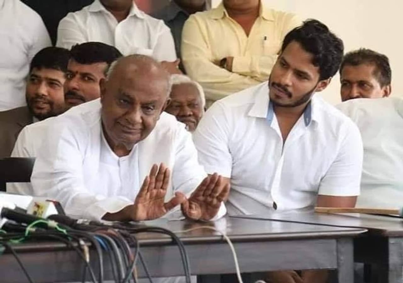 <p>ಎಚ್.ಡಿ.ದೇವೇಗೌಡ ಅವರು ಪ್ರಧಾನಿಯಾಗಿ 25 ವರ್ಷ ತುಂಬಿದ ಬೆಳ್ಳಿ ಹಬ್ಬದ ಸಂಭ್ರಮದಲ್ಲಿದ್ದಾರೆ. ಈ ಹಿನ್ನೆಲೆಯಲ್ಲಿ ನಿಖಿಲ್ ತಮ್ಮ ತಾತ ದೇವೇಗೌಡರ ಸಾಧನೆಗಳ ಬಗ್ಗೆ ವಿವರಿಸಿದ್ದಾರೆ.</p> <p>ಎಚ್.ಡಿ.ದೇವೇಗೌಡ ಅವರು ಪ್ರಧಾನಿಯಾಗಿ 25 ವರ್ಷ ತುಂಬಿದ ಬೆಳ್ಳಿ ಹಬ್ಬದ ಸಂಭ್ರಮದಲ್ಲಿದ್ದಾರೆ. ಈ ಹಿನ್ನೆಲೆಯಲ್ಲಿ ನಿಖಿಲ್ ತಮ್ಮ ತಾತ ದೇವೇಗೌಡರ ಸಾಧನೆಗಳ ಬಗ್ಗೆ ವಿವರಿಸಿದ್ದಾರೆ.</p>