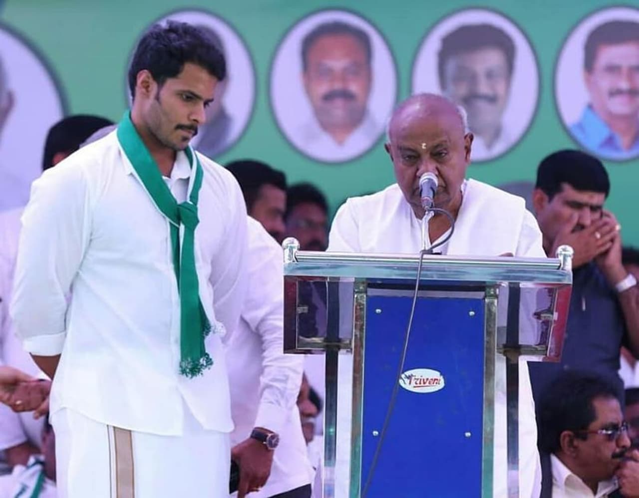 <p>ಅಭಿಮಾನಿಗಳು ರಾಜ್ಯಾದ್ಯಂತ ಇರುವುದರಿಂದ ಕರ್ಮಭೂಮಿಯಾಗಿರುವ ಮಂಡ್ಯವನ್ನು ಆಯ್ಕೆ ಮಾಡಿಕೊಳ್ಳುವುದಾಗಿ ಹೇಳಿದ್ದ ನಿಖಿಲ್ ಕುಮಾರಸ್ವಾಮಿ, ಹೆಚ್ಚಾಗಿ ರಾಮನಗರ ಜಿಲ್ಲಾ ಪ್ರವಾಸ ಮಾಡುತ್ತಿರುವುದು, ಜೆಡಿಎಸ್ ಕಾರ್ಯಕರ್ತರನ್ನ ಭೇಟಿಯಾಗುತ್ತಿರುವುದು ತೀವ್ರ ಕುತೂಹಲ ಮೂಡಿಸಿದೆ.</p>