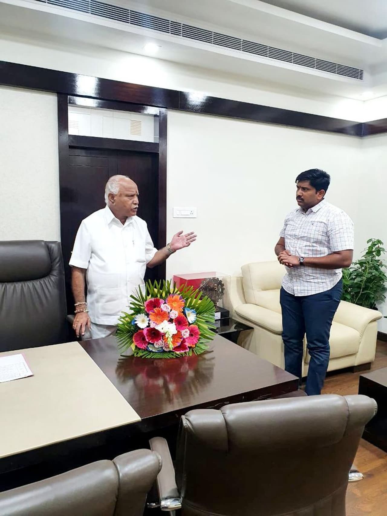 <p>ಮುಖ್ಯಮಂತ್ರಿಗಳ ರಾಜಕೀಯ ಕಾರ್ಯದರ್ಶಿಯಾಗಿ ಎನ್.ಆರ್. ಸಂತೋಷ್ ಮಂಗಳವಾರದಿಂದ ಕತ್ವ್ಯ ನಿರ್ವಹಿಸಲಿದ್ದಾರೆ.</p> <p>ಮುಖ್ಯಮಂತ್ರಿಗಳ ರಾಜಕೀಯ ಕಾರ್ಯದರ್ಶಿಯಾಗಿ ಎನ್.ಆರ್. ಸಂತೋಷ್ ಮಂಗಳವಾರದಿಂದ ಕತ್ವ್ಯ ನಿರ್ವಹಿಸಲಿದ್ದಾರೆ.</p>