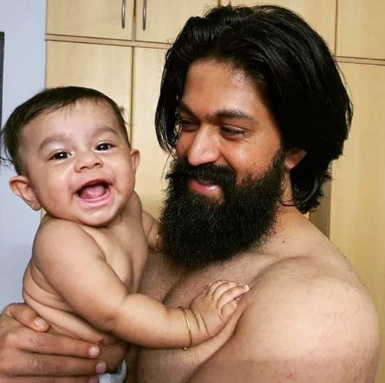 <p>நடிகர் யஷ் தன்னுடைய செல்ல மகனை கையில் தூக்கி வைத்திருக்கும் அழகிய புகைப்படம்.</p> <p>நடிகர் யஷ் தன்னுடைய செல்ல மகனை கையில் தூக்கி வைத்திருக்கும் அழகிய புகைப்படம்.</p>