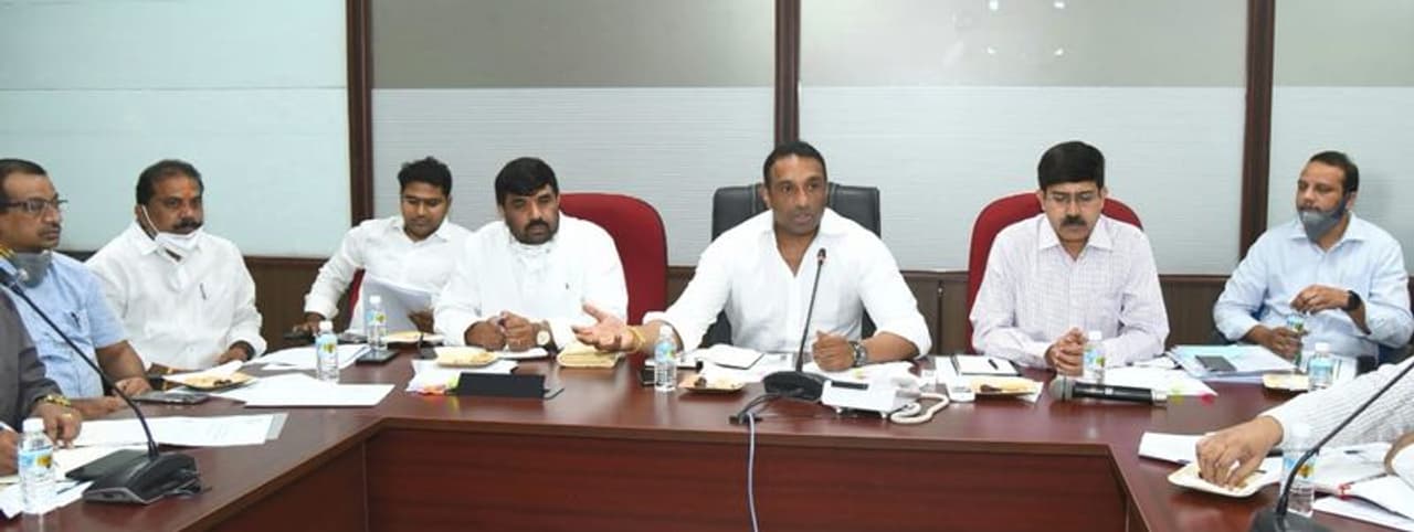 <p>విజయవాడ: నైపుణ్యం కలిగిన మానవ వనరులే ఆంధ్రప్రదేశ్ రాష్ట్రానికి బలమని మంత్రి మేకపాటి గౌతమ్ రెడ్డి వెల్లడించారు. రాష్ట్రంలో ఏ రంగంలోనైనా పెట్టుబడులు పెట్టే అనుకూలమైన వాతావరణం , సహజవనరులు ఆంధ్రప్రదేశ్ ప్రత్యేకత అని మంత్రి మేకపాటి స్పష్టం చేశారు. దేశ వ్యాప్తంగా కర్ణాటక, తమిళనాడు, కర్ణాటక సహా పలు రాష్ట్రాలకు చెందిన ఐ.టీ, పరిశ్రమలు, వాణిజ్య శాఖల మంత్రులు, కార్యదర్శులతో ‘ఇన్వెస్ట్ ఇండియా ఎక్స్ క్లూజివ్ ఇన్వెస్ట్ మెంట్ ఫోరమ్’ మంగళవారం వెబినార్ ను నిర్వహించింది. ఆంధ్రప్రదేశ్ రాష్ట్రం తరపున పరిశ్రమలు, ఐ.టీ, వాణిజ్యం, పెట్టుబడులు, మౌలిక సదుపాయాలు, నైపుణ్యాభివృద్ధి, శిక్షణ శాఖ మంత్రి మేకపాటి గౌతమ్ రెడ్డి పాల్గొన్నారు. <br /> </p> <p>విజయవాడ: నైపుణ్యం కలిగిన మానవ వనరులే ఆంధ్రప్రదేశ్ రాష్ట్రానికి బలమని మంత్రి మేకపాటి గౌతమ్ రెడ్డి వెల్లడించారు. రాష్ట్రంలో ఏ రంగంలోనైనా పెట్టుబడులు పెట్టే అనుకూలమైన వాతావరణం , సహజవనరులు ఆంధ్రప్రదేశ్ ప్రత్యేకత అని మంత్రి మేకపాటి స్పష్టం చేశారు. దేశ వ్యాప్తంగా కర్ణాటక, తమిళనాడు, కర్ణాటక సహా పలు రాష్ట్రాలకు చెందిన ఐ.టీ, పరిశ్రమలు, వాణిజ్య శాఖల మంత్రులు, కార్యదర్శులతో ‘ఇన్వెస్ట్ ఇండియా ఎక్స్ క్లూజివ్ ఇన్వెస్ట్ మెంట్ ఫోరమ్’ మంగళవారం వెబినార్ ను నిర్వహించింది. ఆంధ్రప్రదేశ్ రాష్ట్రం తరపున పరిశ్రమలు, ఐ.టీ, వాణిజ్యం, పెట్టుబడులు, మౌలిక సదుపాయాలు, నైపుణ్యాభివృద్ధి, శిక్షణ శాఖ మంత్రి మేకపాటి గౌతమ్ రెడ్డి పాల్గొన్నారు. <br /> </p>