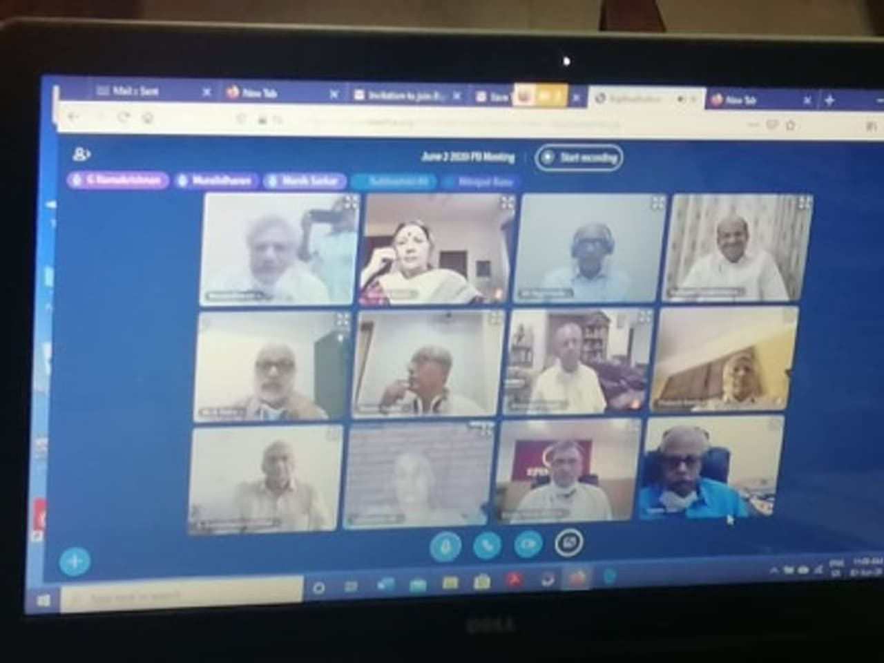 <p>കൊവിഡ് പ്രതിരോധമടക്കം ചര്ച്ച ചെയ്യാന് സിപിഎം പൊളിറ്റ് ബ്യൂറോ യോഗം ചേർന്നു. വിഡിയോ കോൺഫറൻസിംഗ് വഴിയായിരുന്നു സിപിഎം പി ബി</p> <p>കൊവിഡ് പ്രതിരോധമടക്കം ചര്ച്ച ചെയ്യാന് സിപിഎം പൊളിറ്റ് ബ്യൂറോ യോഗം ചേർന്നു. വിഡിയോ കോൺഫറൻസിംഗ് വഴിയായിരുന്നു സിപിഎം പി ബി</p>