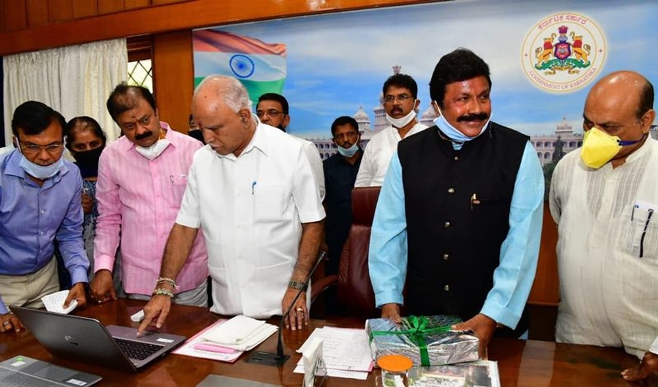 <p>ಮುಖ್ಯಮಂತ್ರಿ ಬಿಎಸ್‌ ಯಡಿಯೂರಪ್ಪ ಅವರು ಮಂಗಳವಾರ ಮೆಕ್ಕೆ ಜೋಳ ಹಾಗೂ ಹೂವು ಬೆಳೆಗಾರರಿಗೆ 666 ಕೋಟಿ ರೂಪಾಯಿಗಳ ಪರಿಹಾರ ಮೊತ್ತವನ್ನು ಆನ್‌ಲೈನ್ ಮೂಲಕ ರೈತರ ಖಾತೆಗೆ ಬಿಡುಗಡೆ ಮಾಡಿದರು.</p>