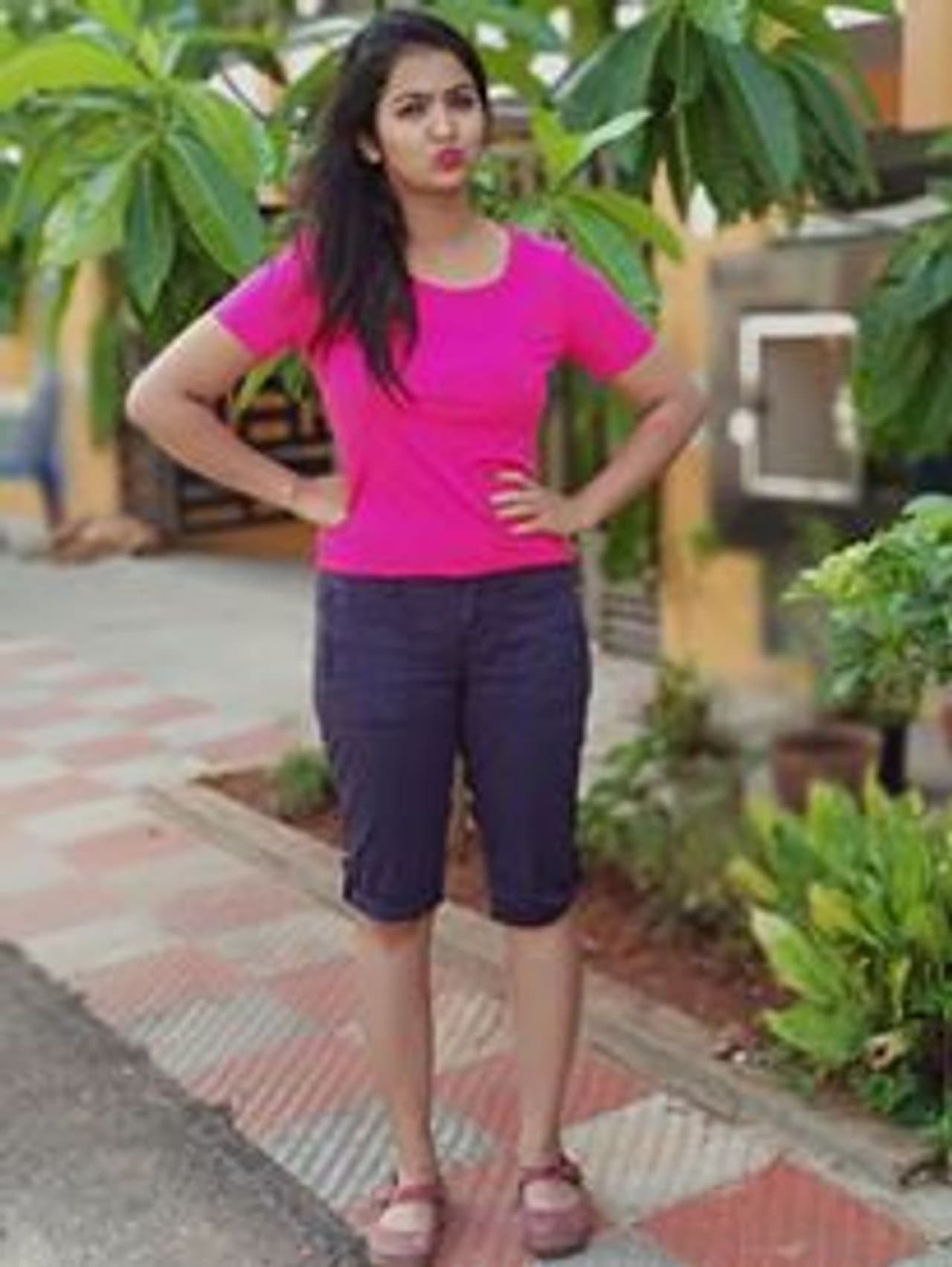 <p>ಕಲರ್ಸ್ ಕನ್ನಡ ವಾಹಿನಿಯಲ್ಲಿ ಪ್ರಸಾರವಾಗುತ್ತಿರುವ 'ಮಂಗಳ ಗೌರಿ ಮದುವೆ' ಧಾರಾವಾಹಿಯಲ್ಲಿ ಸೌಂದರ್ಯ ಎಂಬ ವಿಲನ್ ಪಾತ್ರದಲ್ಲಿ ರಾಧಿಕಾ ಶ್ರವಂತ್ ನಟಿಸುತ್ತಿದ್ದರು. ಈಗ ಈ ಧಾರಾವಾಹಿಯಿಂದ ರಾಧಿಕಾ ನಿರ್ಗಮಿಸಿದ್ದು ಇವರ</p> <p>ಕಲರ್ಸ್ ಕನ್ನಡ ವಾಹಿನಿಯಲ್ಲಿ ಪ್ರಸಾರವಾಗುತ್ತಿರುವ 'ಮಂಗಳ ಗೌರಿ ಮದುವೆ' ಧಾರಾವಾಹಿಯಲ್ಲಿ ಸೌಂದರ್ಯ ಎಂಬ ವಿಲನ್ ಪಾತ್ರದಲ್ಲಿ ರಾಧಿಕಾ ಶ್ರವಂತ್ ನಟಿಸುತ್ತಿದ್ದರು. ಈಗ ಈ ಧಾರಾವಾಹಿಯಿಂದ ರಾಧಿಕಾ ನಿರ್ಗಮಿಸಿದ್ದು ಇವರ</p>