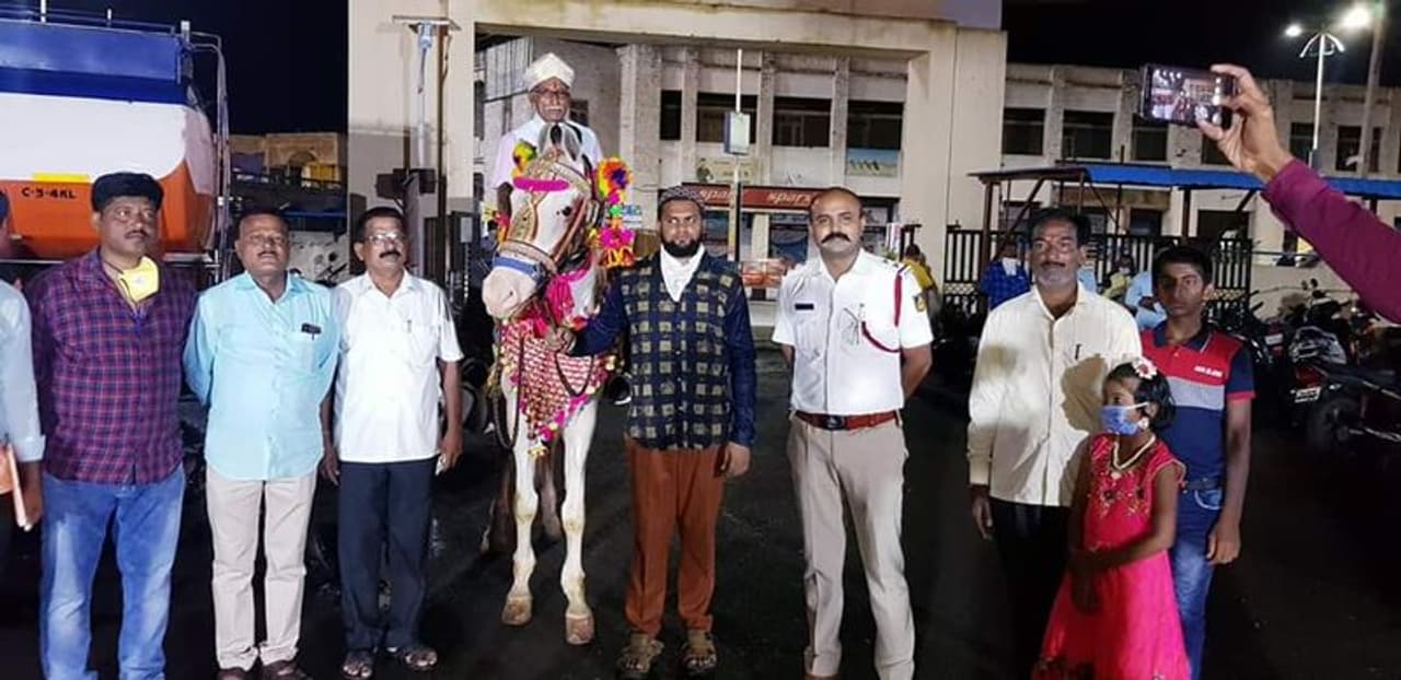 <p>ಕುದುರೆಯ ಮೇಲೆ ಮೆರವಣಿಗೆ ಮಾಡಿ ಬೀಳ್ಕೊಟ್ಟ ಮೇಲಾಧಿಕಾರಿಗಳು&nbsp;</p>