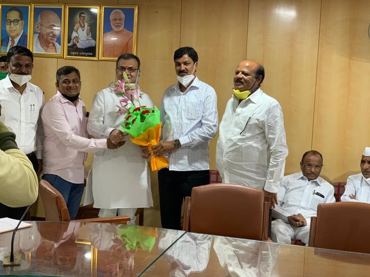 <p>ಮಂಗಳವಾರ ಮಹೇಶ್ ಕುಮಟಳ್ಳಿಗೆ ನಿಗಮ ಮಂಡಳಿ ಜೊತೆಗೆ ಕ್ಯಾಬಿನೆಟ್ ದರ್ಜೆ ಸ್ಥಾನಮಾನ ನೀಡಿ ಆದೇಶ ಹೊರಡಿಸಿದ್ದ ರಾಜ್ಯ ಸರ್ಕಾರ</p>