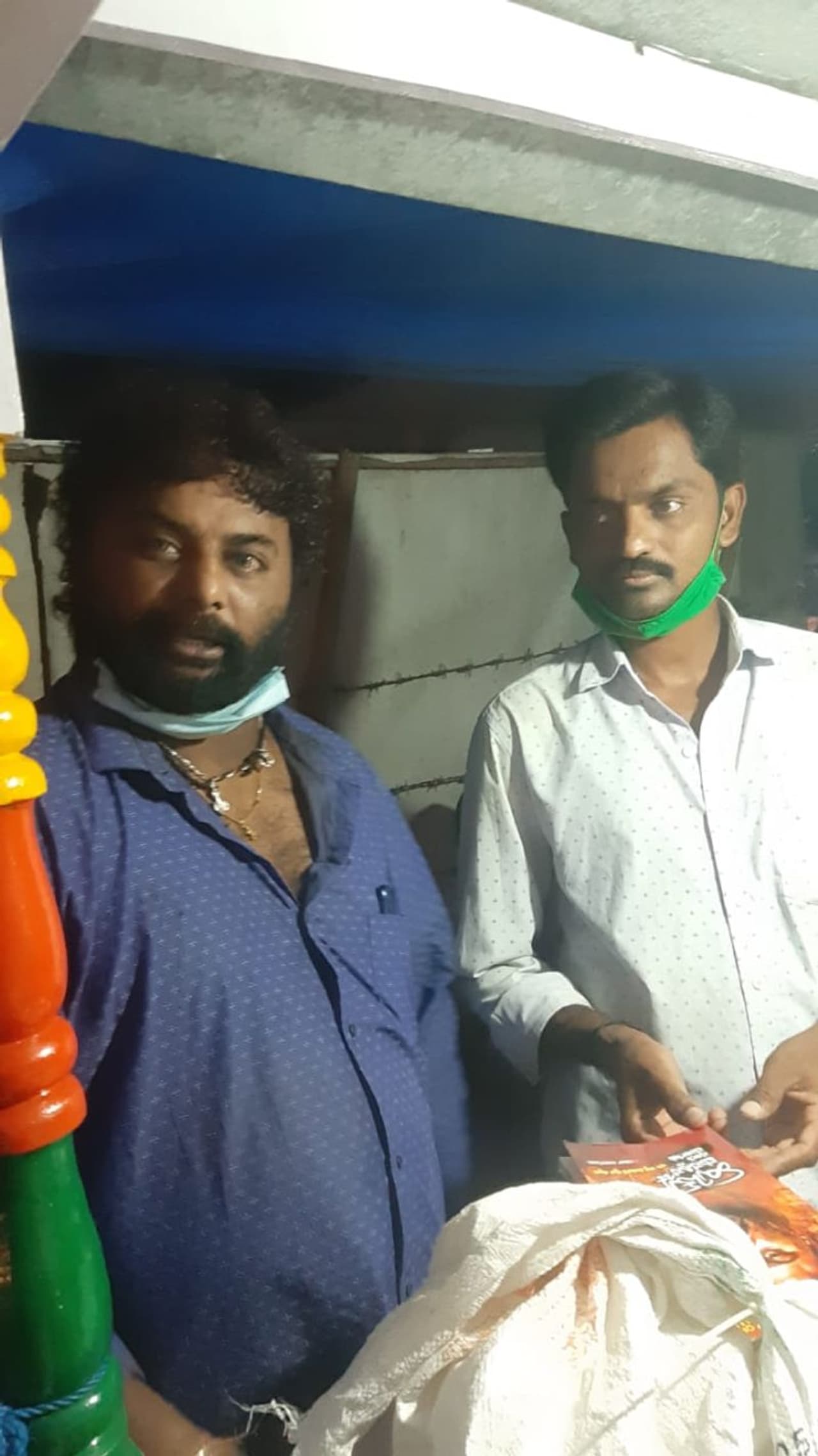 <p>ಲಾಕ್‌ಡೌನ್‌ ಸಂದರ್ಭದಲ್ಲಿ ಪಡಬಾರದ ಕಷ್ಟ ಅನುಭವಿಸಿದ ಪಾನಿಪುರಿ ಅಂಗಡಿ ಮಾಲೀಕನಿಗೆ ದಿನ ಕಿಟ್‌ ನೀಡಿದ ಹುಚ್ಚ ವೆಂಕಟ್‌&nbsp;</p>