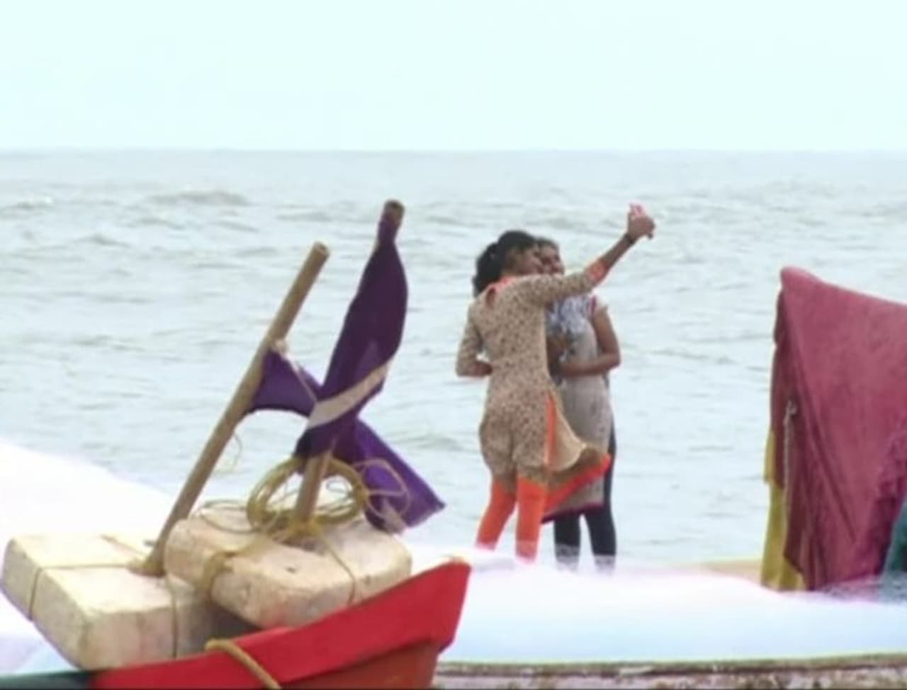 <p>ಅರಬ್ಬಿ ಸಮುದ್ರದಲ್ಲಿ ವಾಯಭಾರ ಕುಸಿತದಿಂದ ಸೃಷ್ಟಿಯಾಗಿರುವ ಚಂಡಮಾರುತದಿಂದಾಗಿ ಕರಾವಳಿ ಭಾಗದಲ್ಲಿ ಸಮುದ್ರ ಪ್ರಕ್ಷುಬ್ಧವಾಗಿದೆ. ಮಲ್ಪೆ ಸಮುದ್ರ ತೀರದಲ್ಲಿ ಭಾರಿ ಗಾತ್ರದ ಅಲೆಗಳು ದಡಕ್ಕಪ್ಪಳಿಸುತ್ತಿವೆ.</p> <p>ಅರಬ್ಬಿ ಸಮುದ್ರದಲ್ಲಿ ವಾಯಭಾರ ಕುಸಿತದಿಂದ ಸೃಷ್ಟಿಯಾಗಿರುವ ಚಂಡಮಾರುತದಿಂದಾಗಿ ಕರಾವಳಿ ಭಾಗದಲ್ಲಿ ಸಮುದ್ರ ಪ್ರಕ್ಷುಬ್ಧವಾಗಿದೆ. ಮಲ್ಪೆ ಸಮುದ್ರ ತೀರದಲ್ಲಿ ಭಾರಿ ಗಾತ್ರದ ಅಲೆಗಳು ದಡಕ್ಕಪ್ಪಳಿಸುತ್ತಿವೆ.</p>