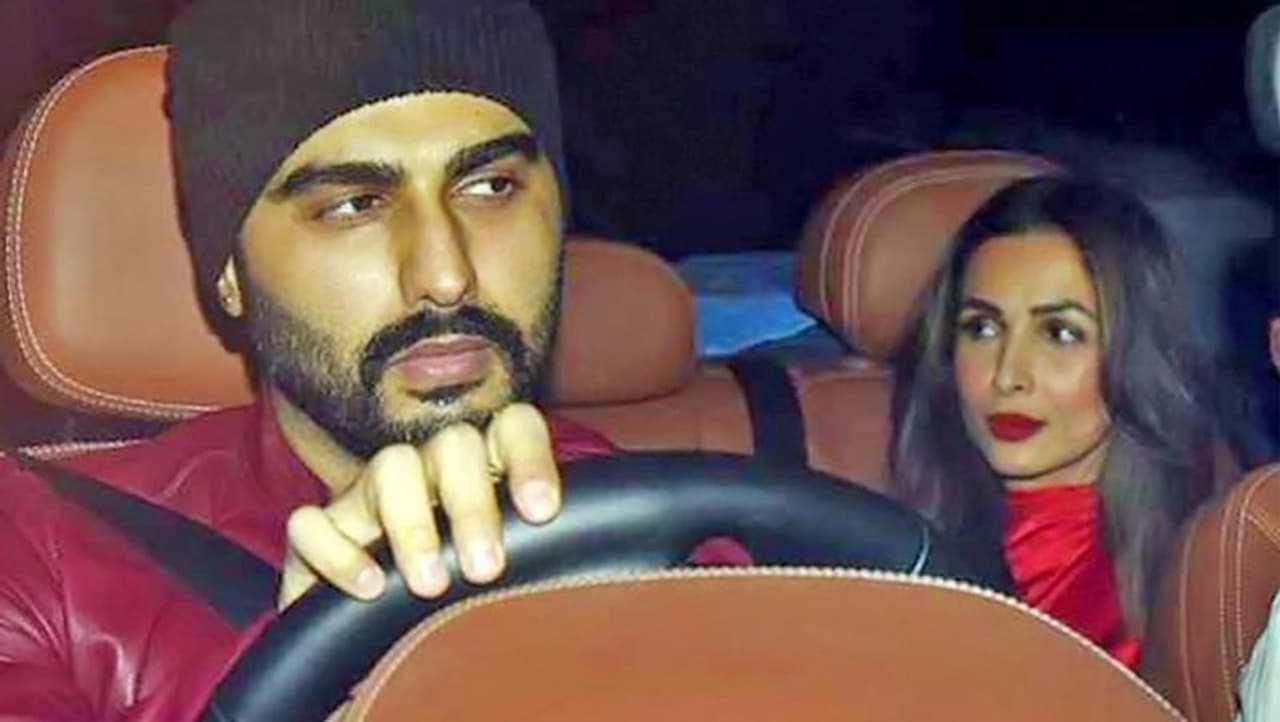 <p>Arjun Kapoor has dismissed marriage rumours, saying he will let the world know whenever he ties the knot.&nbsp;There have been persistent rumours that the actor was set to get married to Malaika Arora.<br />&nbsp;</p>