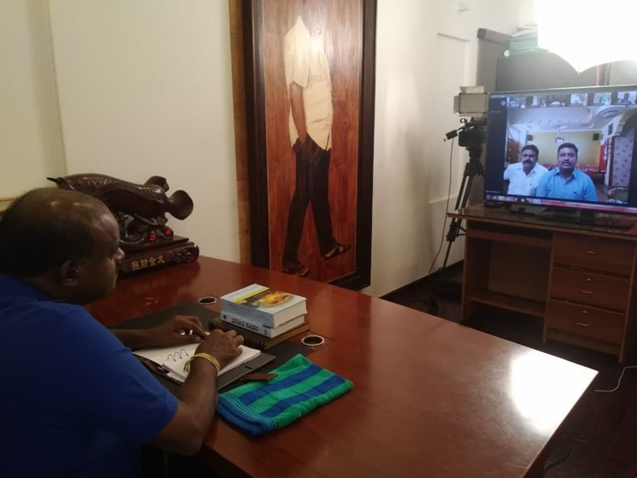 <p>ಜೆಡಿಎಸ್ ಪಕ್ಷದ ಬಿಬಿಎಂಪಿ ಸದಸ್ಯರ ಜೊತೆ ವಿಡಿಯೋ ಸಂವಾದ ನಡೆಸಿದ ಹೆಚ್.ಡಿ. ಕುಮಾರಸ್ವಾಮಿ ಕುಮಾರಸ್ವಾಮಿ </p> <p>ಜೆಡಿಎಸ್ ಪಕ್ಷದ ಬಿಬಿಎಂಪಿ ಸದಸ್ಯರ ಜೊತೆ ವಿಡಿಯೋ ಸಂವಾದ ನಡೆಸಿದ ಹೆಚ್.ಡಿ. ಕುಮಾರಸ್ವಾಮಿ ಕುಮಾರಸ್ವಾಮಿ </p>