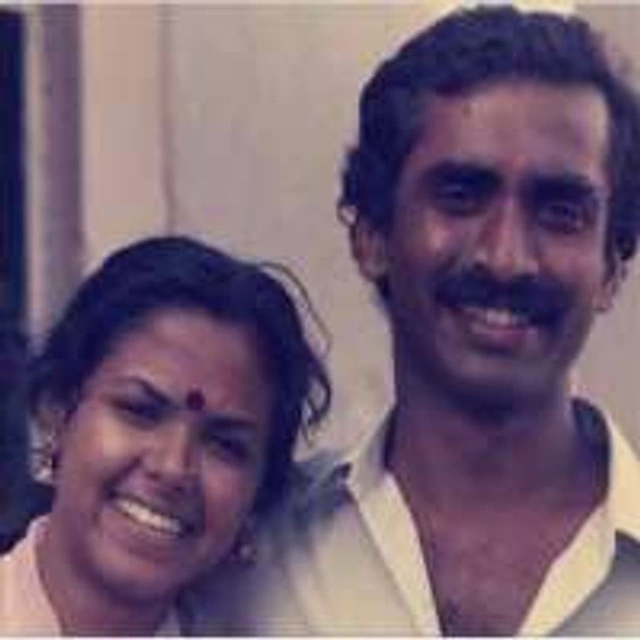 <p>தன்னுடைய மனைவி விஜயகுமாரியுடன் தாடி இல்லாமல் போஸ் கொடுக்கும் ஜக்கி வாசுதேவ் </p> <p>தன்னுடைய மனைவி விஜயகுமாரியுடன் தாடி இல்லாமல் போஸ் கொடுக்கும் ஜக்கி வாசுதேவ் </p>