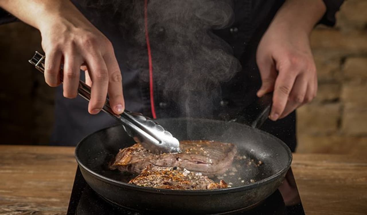 <p>ಜೂನ್ ಒಂದರಂದು ಕ್ಯಾಲಿಫೋರ್ನಿಯಾದ ರಿಚ್ಮಂಡ್ಸ್ ಜನರು ವ್ಯಕ್ತಿಯೊಬ್ಬ ಮನುಷ್ಯನ ಮಾಂಸ ತಿನ್ನುತ್ತಿರುವುದನ್ನು ನೋಡಿದ್ದಾರೆ. ಈ ಘಟನೆ ಜನರನ್ನು ಬೆಚ್ಚಿ ಬೀಳಿಸಿದೆ.</p> <p>ಜೂನ್ ಒಂದರಂದು ಕ್ಯಾಲಿಫೋರ್ನಿಯಾದ ರಿಚ್ಮಂಡ್ಸ್ ಜನರು ವ್ಯಕ್ತಿಯೊಬ್ಬ ಮನುಷ್ಯನ ಮಾಂಸ ತಿನ್ನುತ್ತಿರುವುದನ್ನು ನೋಡಿದ್ದಾರೆ. ಈ ಘಟನೆ ಜನರನ್ನು ಬೆಚ್ಚಿ ಬೀಳಿಸಿದೆ.</p>