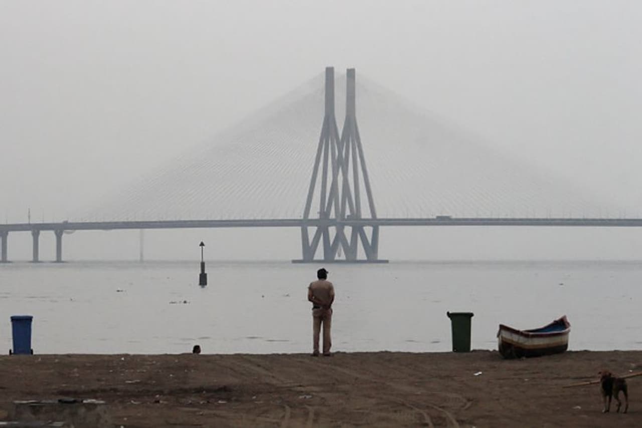 <p>മുംബൈയ്ക്ക് 70 കിലോമീറ്റര് കിഴക്ക് മാറിയാണ് ഇപ്പോള് നിസര്ഗ ചുഴലിക്കാറ്റിന്റെ സ്ഥാനം. </p> <p>മുംബൈയ്ക്ക് 70 കിലോമീറ്റര് കിഴക്ക് മാറിയാണ് ഇപ്പോള് നിസര്ഗ ചുഴലിക്കാറ്റിന്റെ സ്ഥാനം. </p>