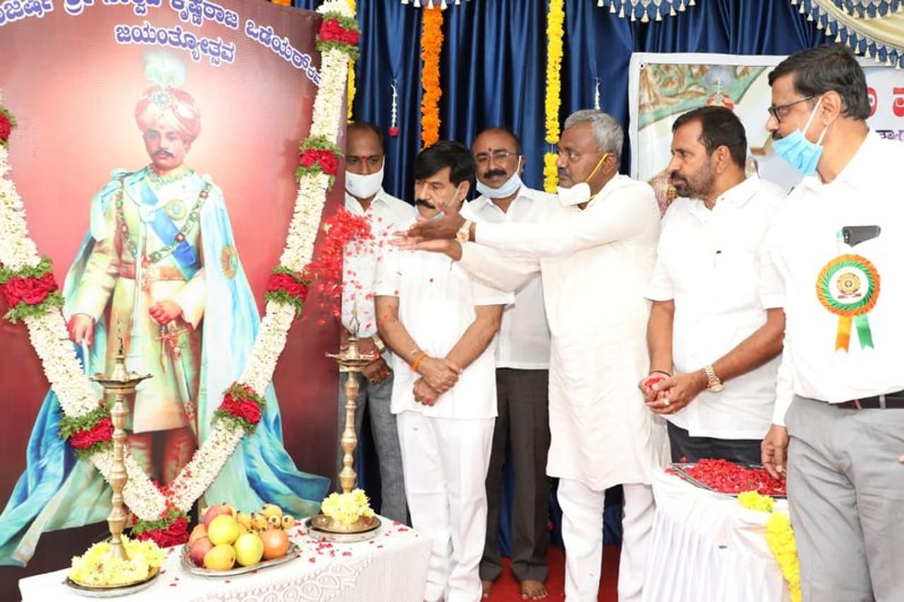 <p>ಮೈಸೂರು ಹಾಗೂ ರಾಜ್ಯಕ್ಕೆ ರಾಜರ್ಷಿ ಶ್ರೀ ನಾಲ್ವಡಿ ಕೃಷ್ಣರಾಜ ಒಡೆಯರ್ ಅವರ ಕೊಡುಗೆ ಅಪಾರ. ಅವರಿಗೆ ಗೌರವ ಸಲ್ಲಿಸುವುದು ಸರ್ಕಾರದ ಕರ್ತವ್ಯ. ಈ ನಿಟ್ಟಿನಲ್ಲಿ ಇನ್ನು ಪ್ರತಿ ವರ್ಷ ಅವರ ಹೆಸರಿನಲ್ಲಿ ವಿವಿಧ ಕ್ಷೇತ್ರಗಳಲ್ಲಿ ಸೇವೆ ಸಲ್ಲಿಸಿದ ನಾಡಿನ 10 ಗಣ್ಯರಿಗೆ ಜಿಲ್ಲಾಡಳಿತ ವತಿಯಿಂದ ಗೌರವಿಸಲಾಗುವುದು ಎಂದು ಸಹಕಾರ ಮತ್ತು ಜಿಲ್ಲಾ ಉಸ್ತುವಾರಿ ಸಚಿವರಾದ ಎಸ್.ಟಿ.ಸೋಮಶೇಖರ್ ತಿಳಿಸಿದರು. </p> <p>ಮೈಸೂರು ಹಾಗೂ ರಾಜ್ಯಕ್ಕೆ ರಾಜರ್ಷಿ ಶ್ರೀ ನಾಲ್ವಡಿ ಕೃಷ್ಣರಾಜ ಒಡೆಯರ್ ಅವರ ಕೊಡುಗೆ ಅಪಾರ. ಅವರಿಗೆ ಗೌರವ ಸಲ್ಲಿಸುವುದು ಸರ್ಕಾರದ ಕರ್ತವ್ಯ. ಈ ನಿಟ್ಟಿನಲ್ಲಿ ಇನ್ನು ಪ್ರತಿ ವರ್ಷ ಅವರ ಹೆಸರಿನಲ್ಲಿ ವಿವಿಧ ಕ್ಷೇತ್ರಗಳಲ್ಲಿ ಸೇವೆ ಸಲ್ಲಿಸಿದ ನಾಡಿನ 10 ಗಣ್ಯರಿಗೆ ಜಿಲ್ಲಾಡಳಿತ ವತಿಯಿಂದ ಗೌರವಿಸಲಾಗುವುದು ಎಂದು ಸಹಕಾರ ಮತ್ತು ಜಿಲ್ಲಾ ಉಸ್ತುವಾರಿ ಸಚಿವರಾದ ಎಸ್.ಟಿ.ಸೋಮಶೇಖರ್ ತಿಳಿಸಿದರು. </p>