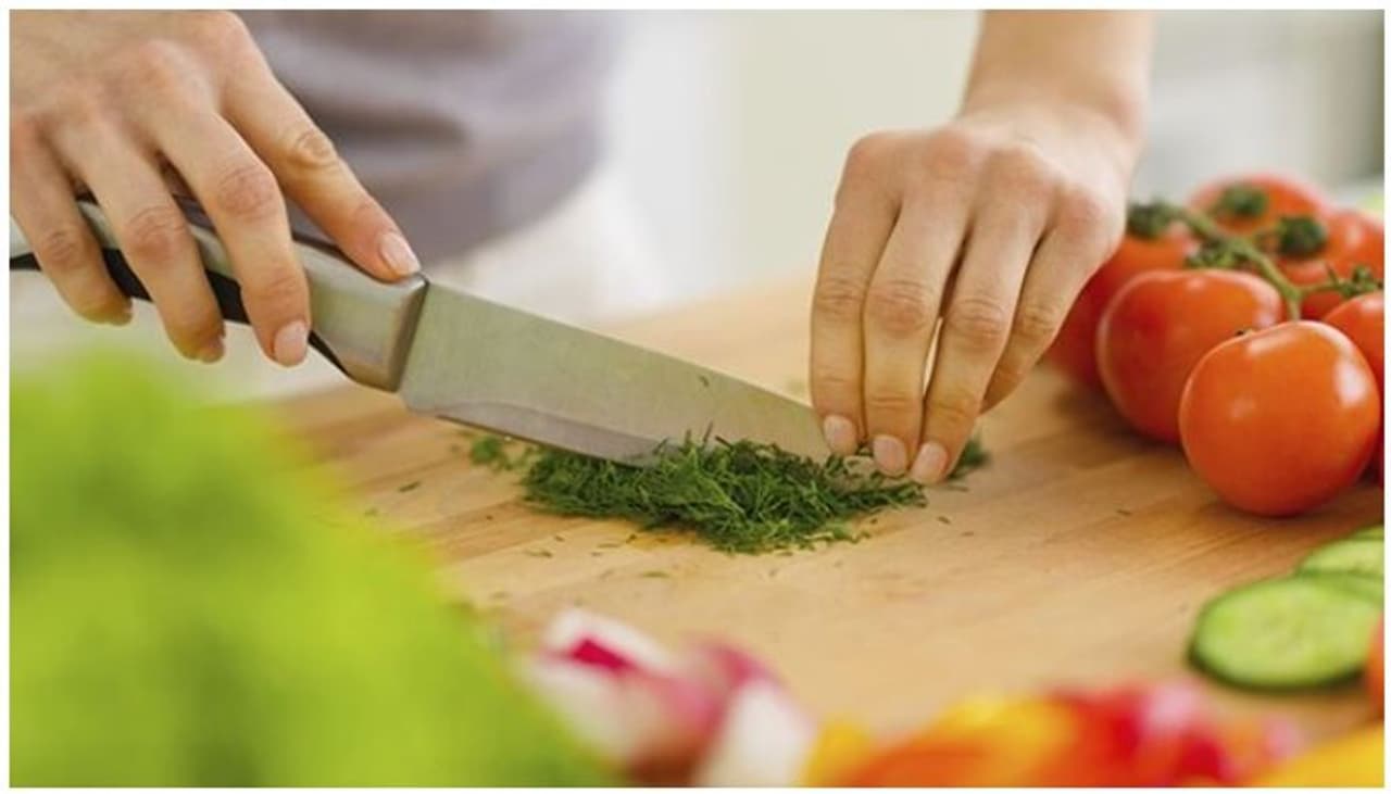 <p>ಚಾಪ್‌ ಬೋರ್ಡ್‌ ಜಾರದಂತೆ ತಡೆಯಲು ಪೇಪರ್‌ ಟವೆಲ್‌ಗಳನ್ನು ಕೆಳಗೆ ಇರಿಸಿ.</p>