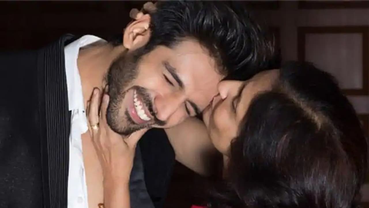 <p style="text align: justify;"><strong>ಹಣೆ ಮೇಲೆ ಕಿಸ್ : </strong>ತಾಯಿ ತನ್ನ ಕಂದನಿಗೆ, ಫ್ರೆಂಡ್ಸ್ ಗಳು ಪರಸ್ಪರ ಈ ರೀತಿಯ ಕಿಸ್ ಮಾಡುತ್ತಾರೆ. ಇದು ಸಿಂಪಲ್ ಮತ್ತು ಕಂಫರ್ಟ್ ಆಗಿರುವ ಕಿಸ್. ಸುಮ್ಮನೆ ನಿಧಾನವಾಗಿ ಹೂಮುತ್ತನ್ನು ಅವರ ಹಣೆಗೊತ್ತಿದರೆ ಆಯಿತು.&nbsp;</p>