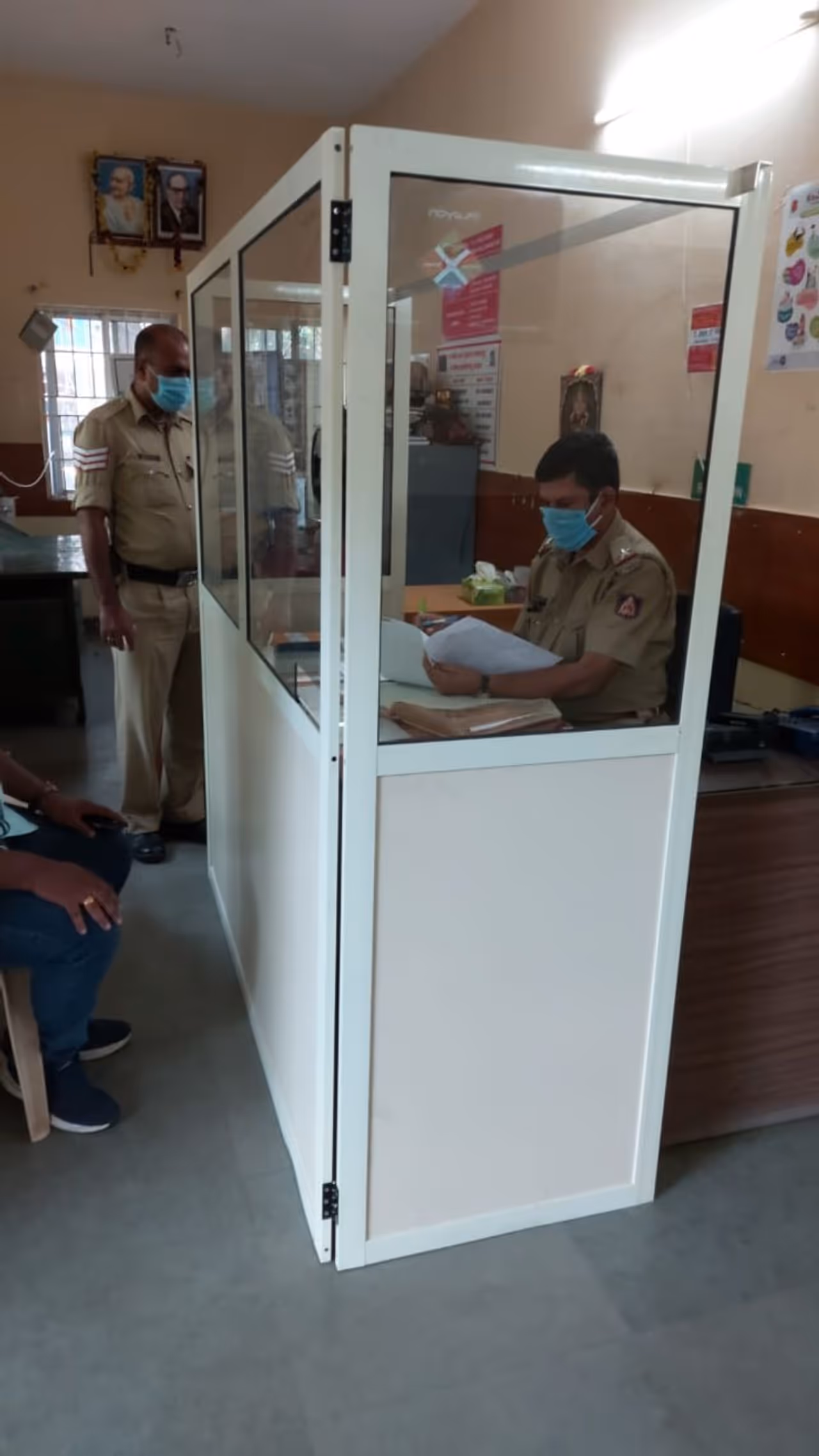 <p>ಕೊರೋನಾ ವಾರಿಯರ್ಸ್ ಸೇಫ್ಟಿಗೆ ಒತ್ತು ನೀಡಿ ವಿಶೇಷ ಕೋಟ್ ಸಿದ್ದಪಡಿಸಲಾಗಿದೆ. </p> <p>ಕೊರೋನಾ ವಾರಿಯರ್ಸ್ ಸೇಫ್ಟಿಗೆ ಒತ್ತು ನೀಡಿ ವಿಶೇಷ ಕೋಟ್ ಸಿದ್ದಪಡಿಸಲಾಗಿದೆ. </p>