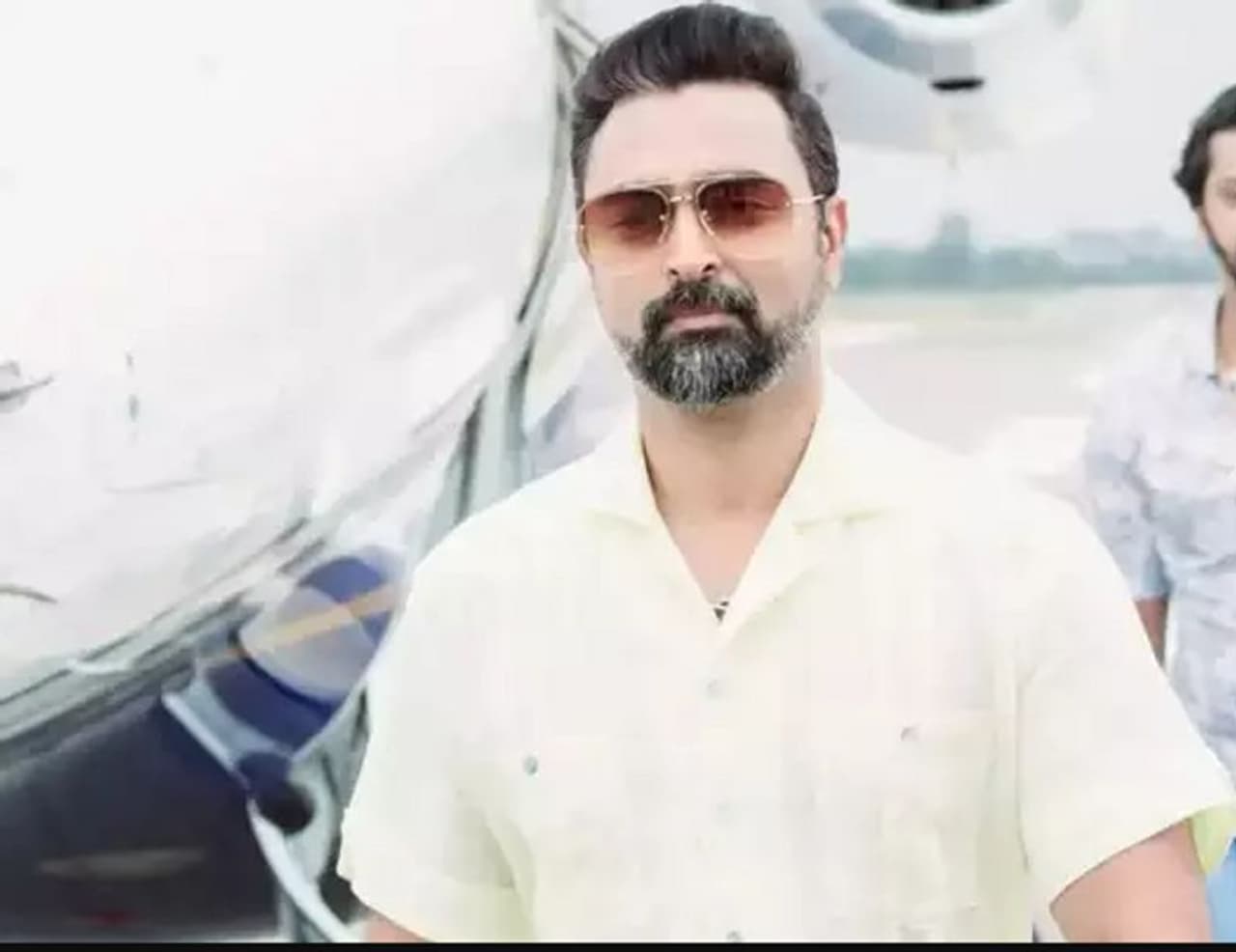 <p>நடிகர் பிரசன்னா கொரோனா ஊரடங்கு காலத்தில் மின் கட்டணமாக 70 ஆயிரம் ரூபாய் வந்ததற்கு கடுமையாக தன்னுடைய கண்டனத்தை ட்விட்டர் பக்கத்தில் தெரிவித்து விமர்சித்திருந்தார்.&nbsp;</p>