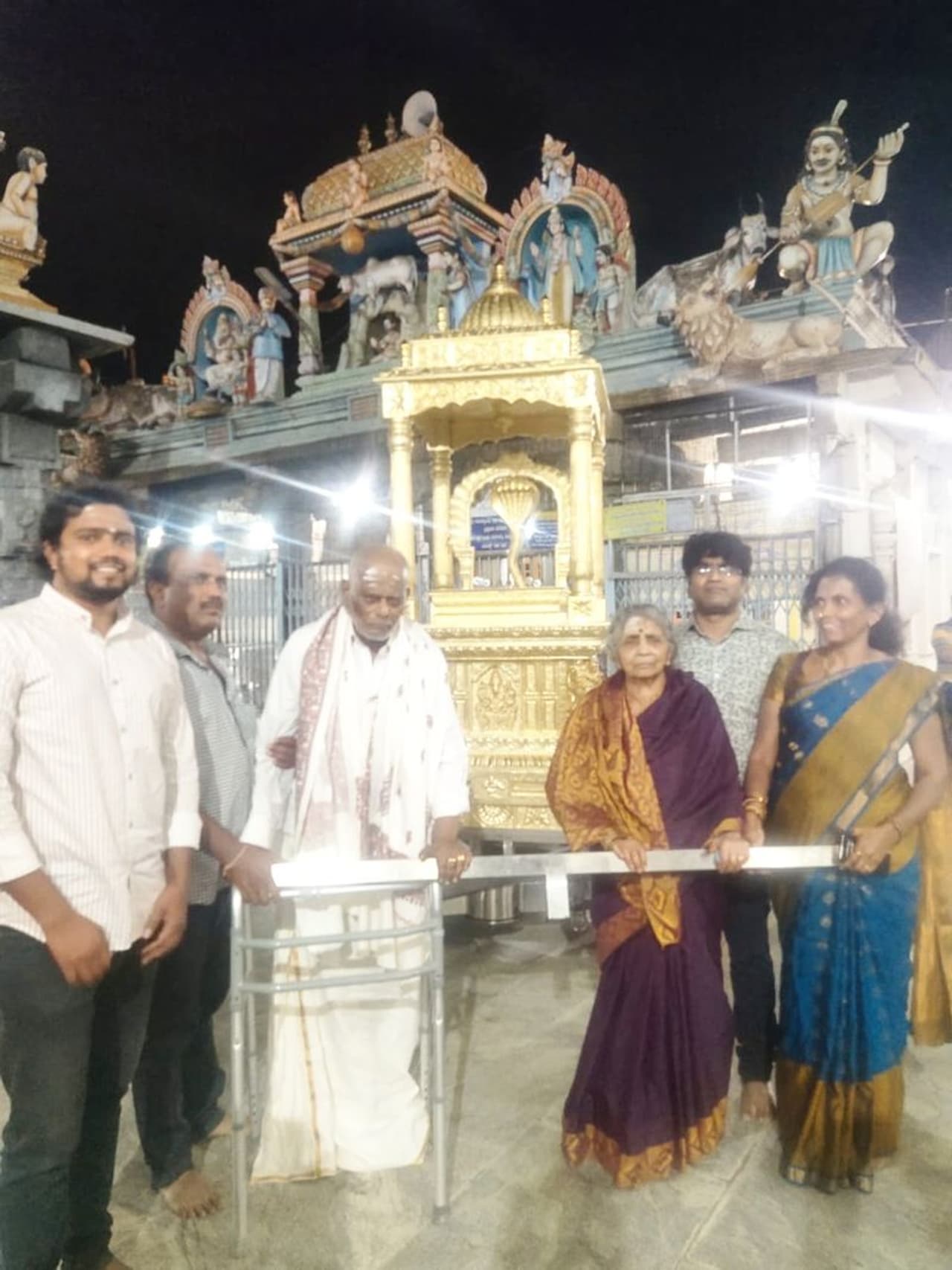 <p>ಕಬ್ಬಿಣದ ಗಾಲಿಯಿಂದ ಕೂಡಿದ್ದ ಮರದ ಮೇಲೆ ಹೊದಿಕೆಯಾದ 20 ಕೆಜಿ ತೂಕದ ಚಿನ್ನದಲ್ಲಿ ತಯಾರಿಸಿದ 10 ಕೋಟಿಗಿಂತಲೂ ಹೆಚ್ಚು ಬೆಲೆ ಬಾಳುವ ಚಿನ್ನದ ತೇರನ್ನು ಎಡಿಯೂರಿನ ದೇವಾಲಯದಲ್ಲಿ ಶಾಸ್ತ್ರ ವಿಧಿಗಳ ಪ್ರಕಾರ ದೇವರಿಗೆ ಅರ್ಪಿಸಿದ ಭಕ್ತ </p> <p>ಕಬ್ಬಿಣದ ಗಾಲಿಯಿಂದ ಕೂಡಿದ್ದ ಮರದ ಮೇಲೆ ಹೊದಿಕೆಯಾದ 20 ಕೆಜಿ ತೂಕದ ಚಿನ್ನದಲ್ಲಿ ತಯಾರಿಸಿದ 10 ಕೋಟಿಗಿಂತಲೂ ಹೆಚ್ಚು ಬೆಲೆ ಬಾಳುವ ಚಿನ್ನದ ತೇರನ್ನು ಎಡಿಯೂರಿನ ದೇವಾಲಯದಲ್ಲಿ ಶಾಸ್ತ್ರ ವಿಧಿಗಳ ಪ್ರಕಾರ ದೇವರಿಗೆ ಅರ್ಪಿಸಿದ ಭಕ್ತ </p>