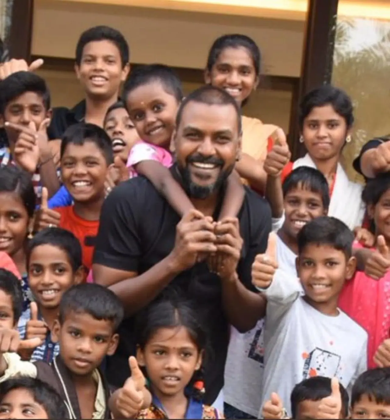 முதல் முறையாக கட்டிய வீட்டை பள்ளிக்கூடமாக மாற்றும் ராகவா லாரன்ஸ்