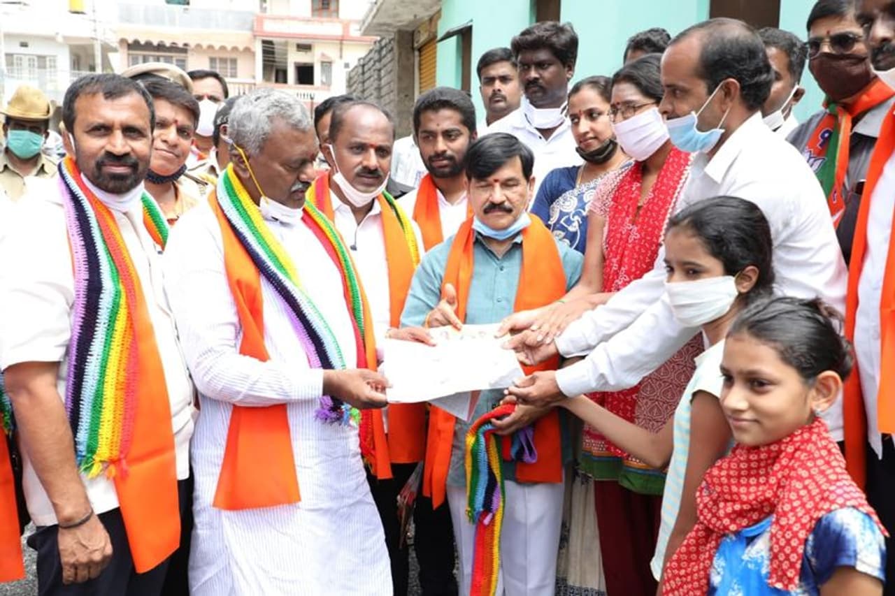 <p>"ಜನರೇ ಪ್ರೇರಕ ನಾನು ಪ್ರಧಾನ ಸೇವಕ" ಎಂಬ ಕೇಂದ್ರ ಸರ್ಕಾರದ ಒಂದು ವರ್ಷದ ಸಾಧನೆಯ ಪ್ರತಿಯನ್ನು ಕೃಷ್ಣರಾಜ ಕ್ಷೇತ್ರದ ಮೂಲಕ ಪ್ರತಿ ಮನೆಗೆ ತಲುಪಿಸುವ ಕಾರ್ಯಕ್ಕೆ ಸಹಕಾರ ಮತ್ತು ಜಿಲ್ಲಾ ಉಸ್ತುವಾರಿ ಸಚಿವರಾದ ಎಸ್.ಟಿ.ಸೋಮಶೇಖರ್ ಮೈಸೂರಿನಲ್ಲಿ ಚಾಲನೆ ನೀಡಿದ್ದಾರೆ. ಇಲ್ಲಿವೆ ಫೋಟೋಸ್</p> <p>"ಜನರೇ ಪ್ರೇರಕ ನಾನು ಪ್ರಧಾನ ಸೇವಕ" ಎಂಬ ಕೇಂದ್ರ ಸರ್ಕಾರದ ಒಂದು ವರ್ಷದ ಸಾಧನೆಯ ಪ್ರತಿಯನ್ನು ಕೃಷ್ಣರಾಜ ಕ್ಷೇತ್ರದ ಮೂಲಕ ಪ್ರತಿ ಮನೆಗೆ ತಲುಪಿಸುವ ಕಾರ್ಯಕ್ಕೆ ಸಹಕಾರ ಮತ್ತು ಜಿಲ್ಲಾ ಉಸ್ತುವಾರಿ ಸಚಿವರಾದ ಎಸ್.ಟಿ.ಸೋಮಶೇಖರ್ ಮೈಸೂರಿನಲ್ಲಿ ಚಾಲನೆ ನೀಡಿದ್ದಾರೆ. ಇಲ್ಲಿವೆ ಫೋಟೋಸ್</p>